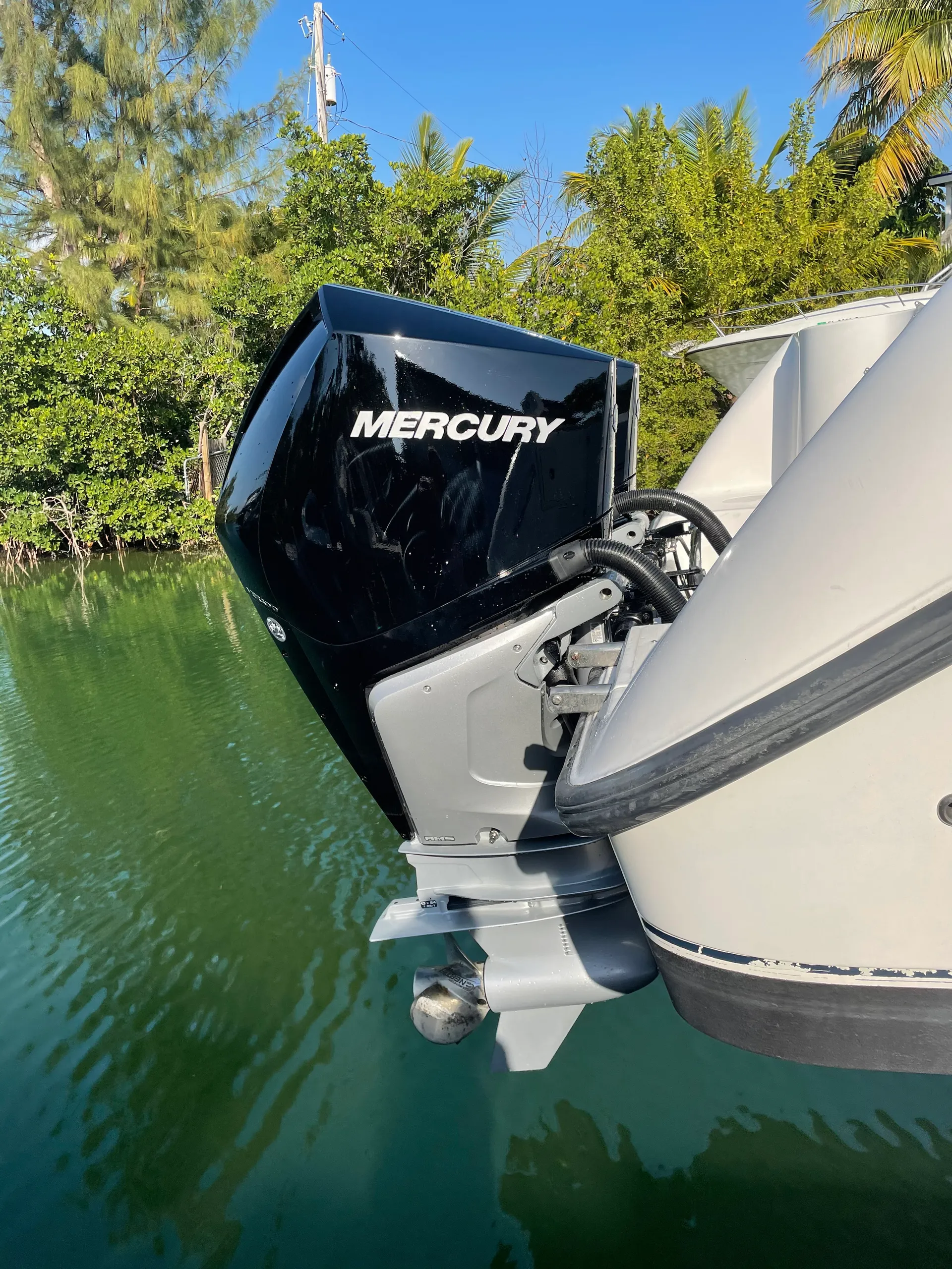 32' Boston Whaler Conquest with large cabin &amp; AC