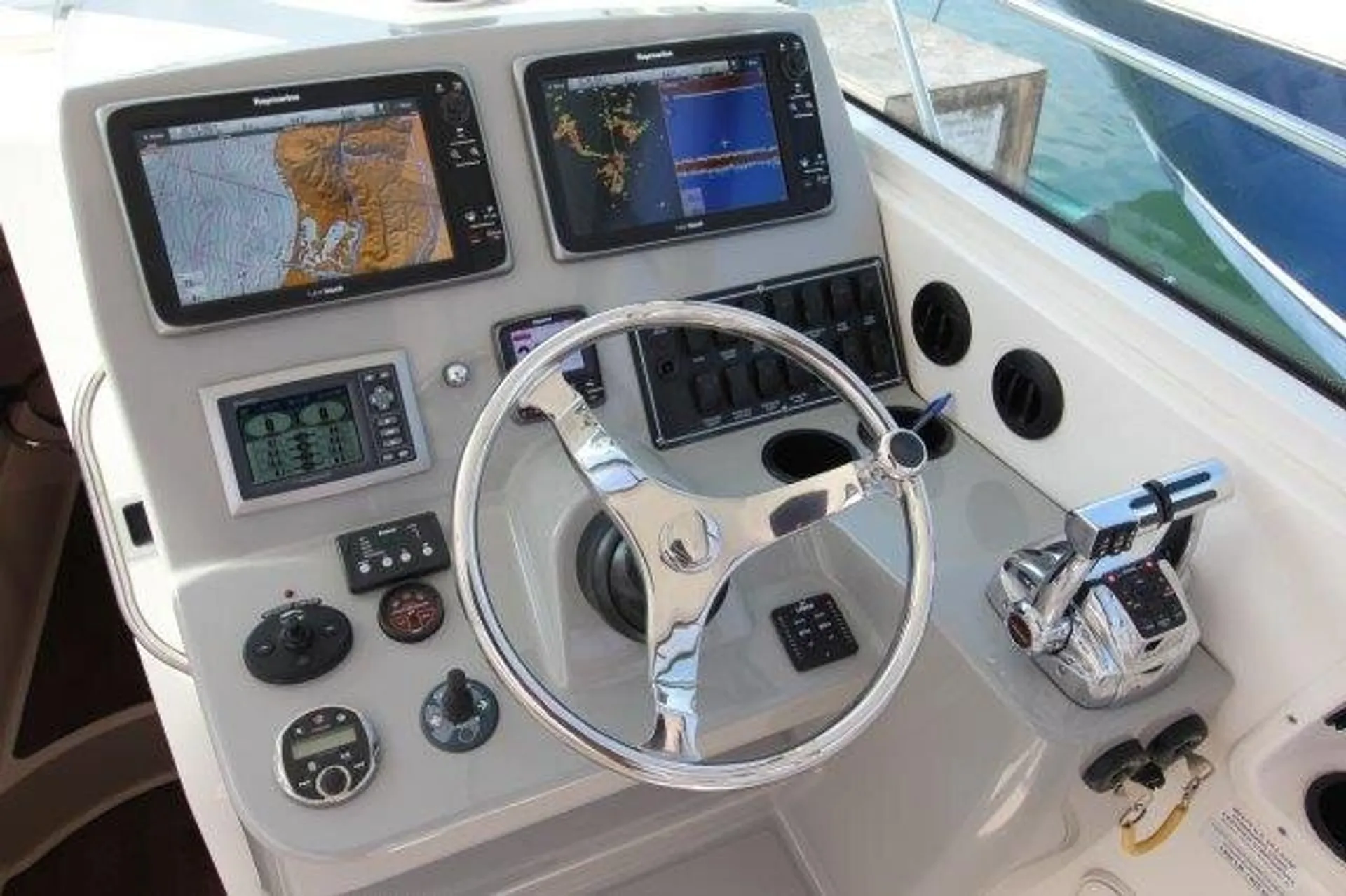 Boston Whaler 315 Conquest w/2-300CXL DTS Verado in San Diego, CA — photo 6
