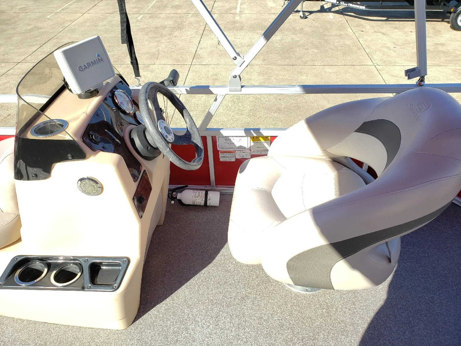 Sun Tracker by Tracker Marine Bass Buggy 18 DLX w/60ELPT 4-S in Austin, TX — photo 3