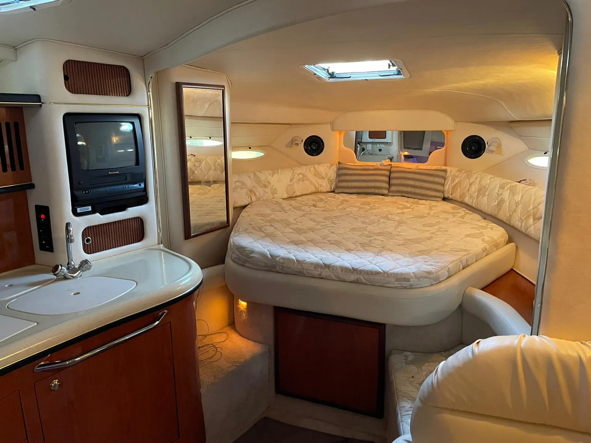 Sea Ray Boats 340 Sundancer in Miami, FL — photo 4