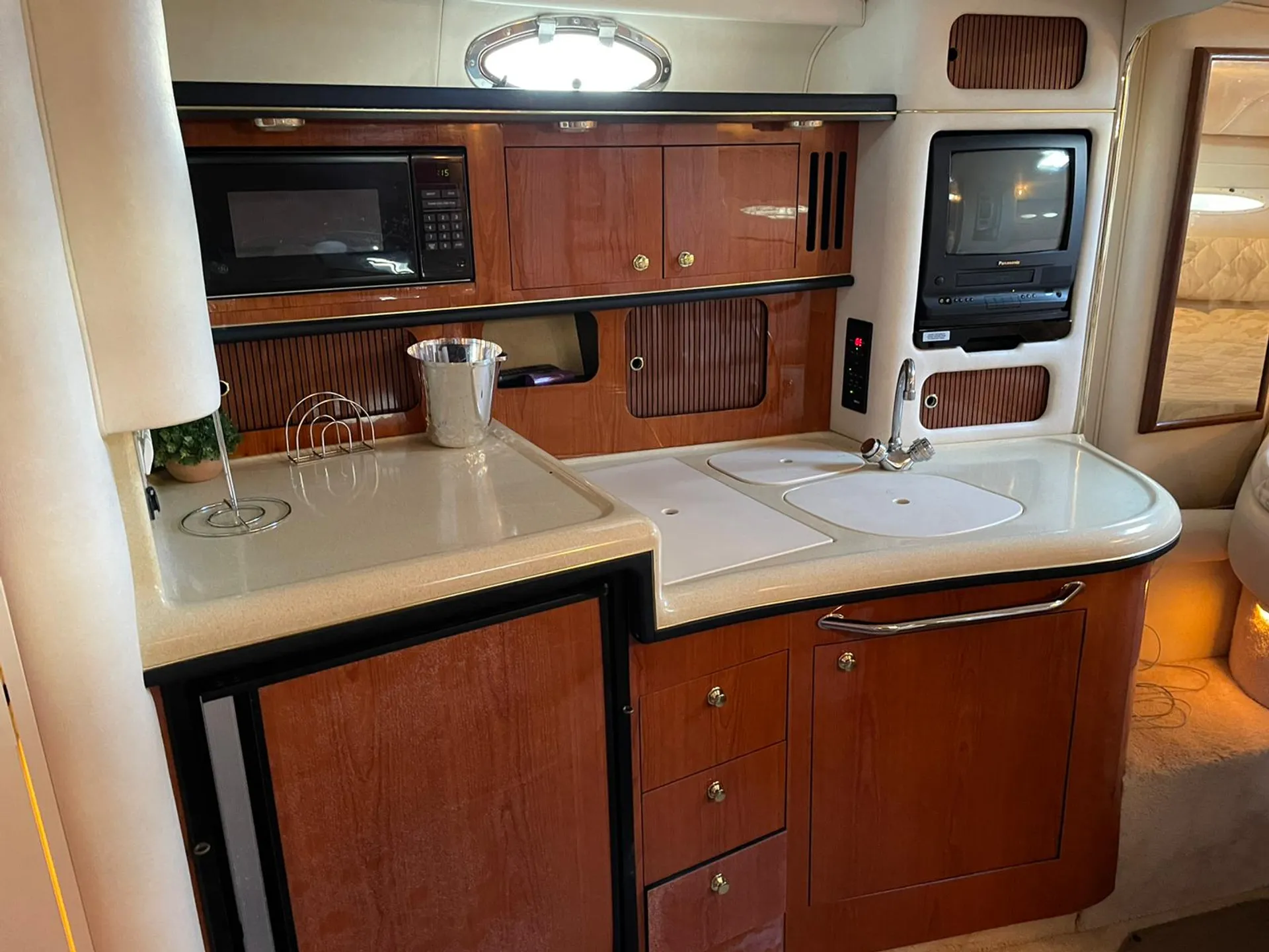 Sea Ray Boats 340 Sundancer in Miami, FL — photo 6