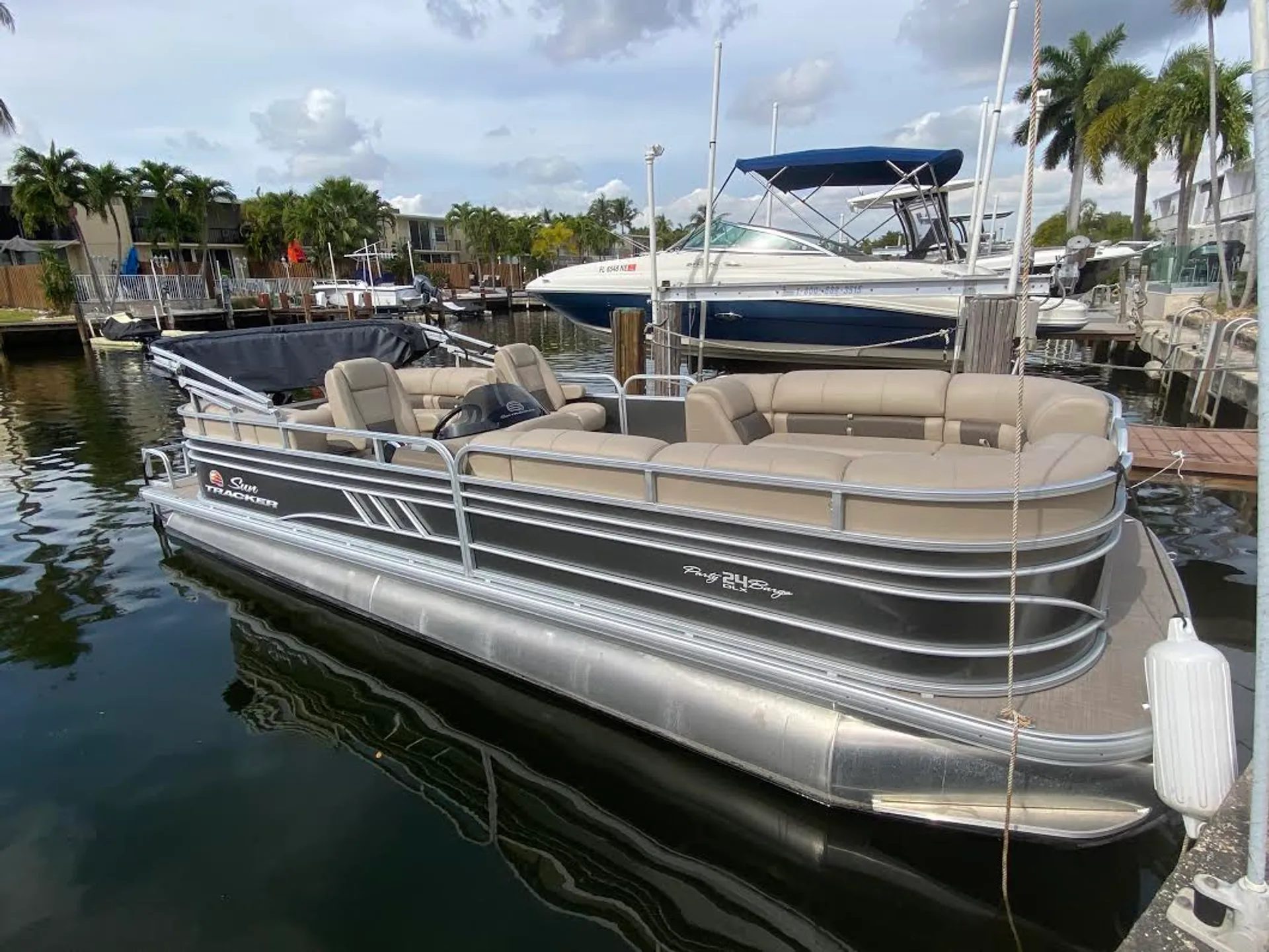 Sun Tracker 24 dlx in Hallandale Beach, FL — photo 2