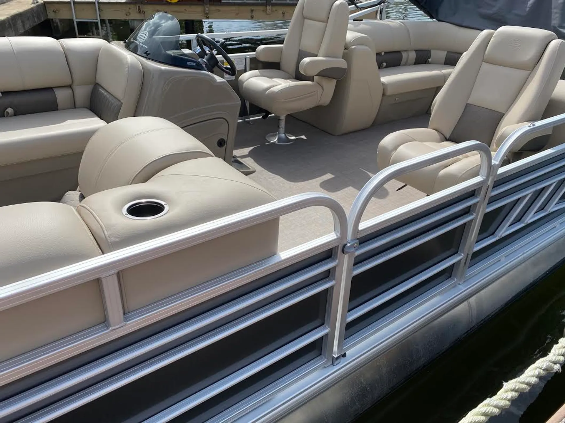 Sun Tracker 24 dlx in Hallandale Beach, FL — photo 3