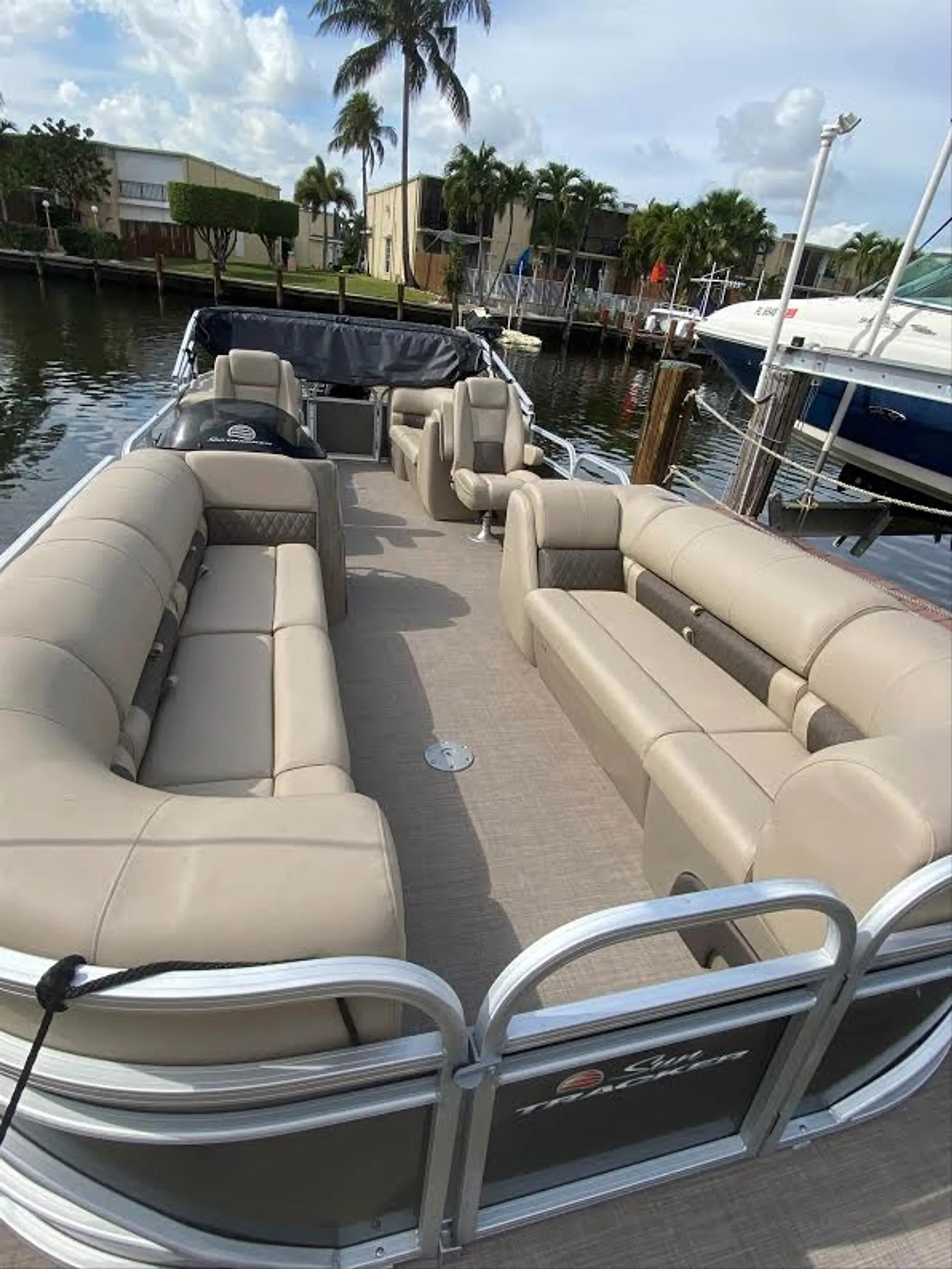 Sun Tracker 24 dlx in Hallandale Beach, FL — photo 4