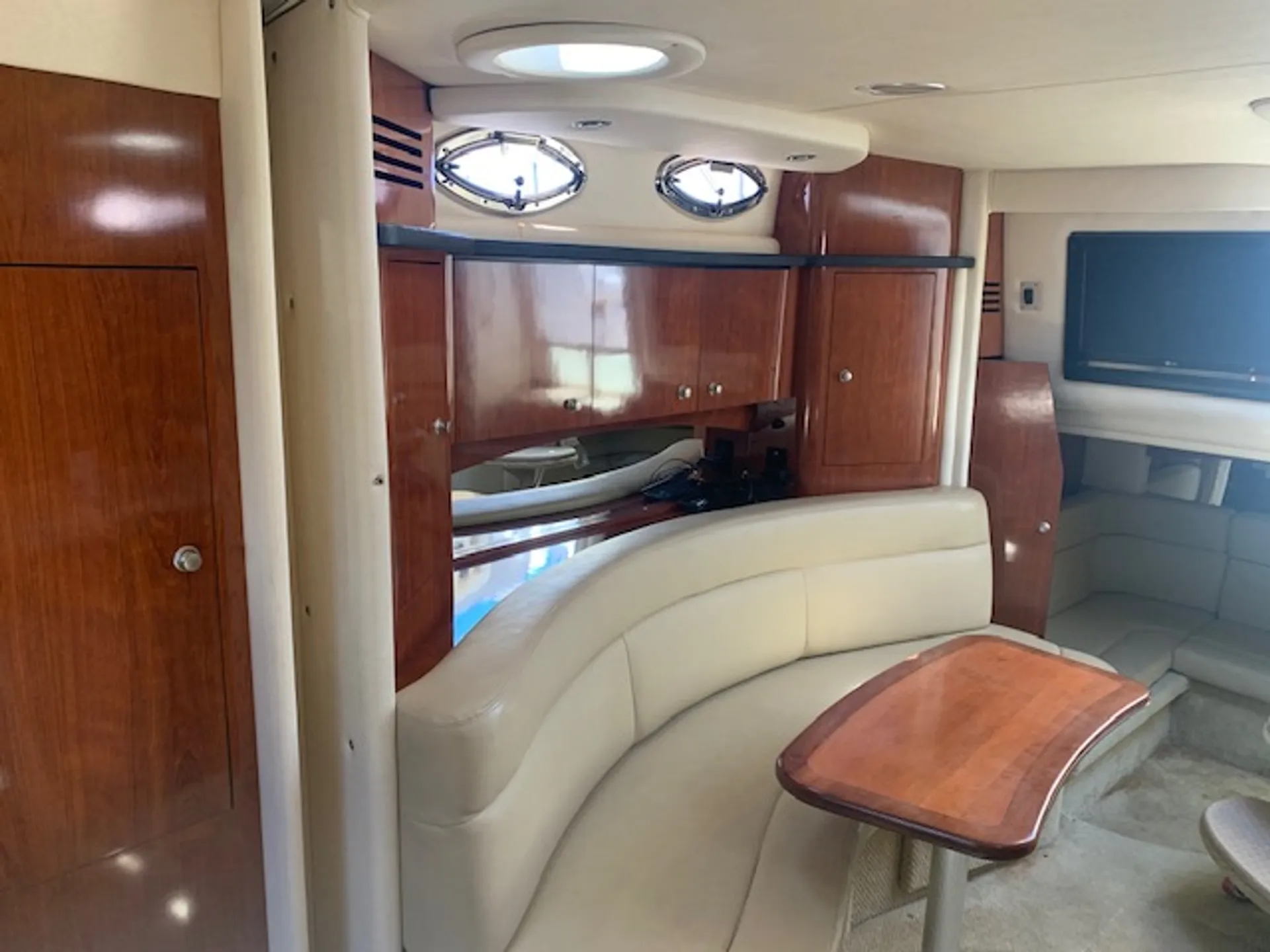 Sea Ray Boats 320 Sundancer in Bay Shore, NY — photo 4