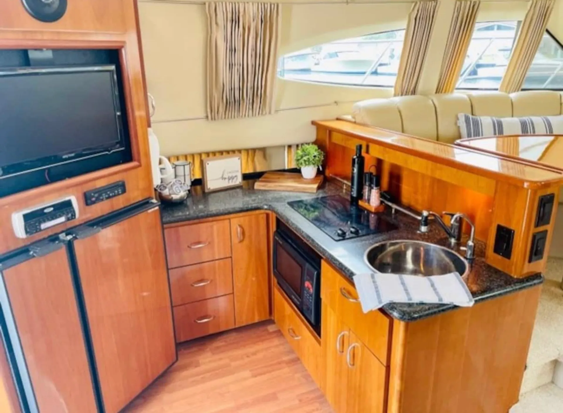 Carver Yachts 38SS in Stock Island, FL — photo 7
