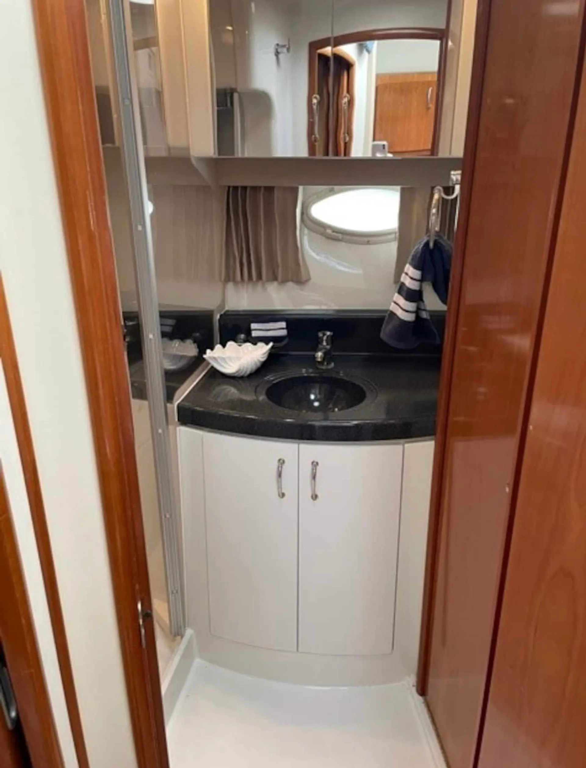 Carver Yachts 38SS in Stock Island, FL — photo 8