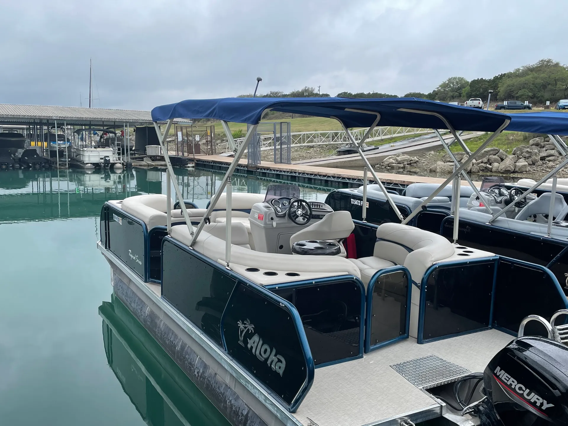 Rent this beautiful Aloha 25 Tritoon in Canyon Lake!