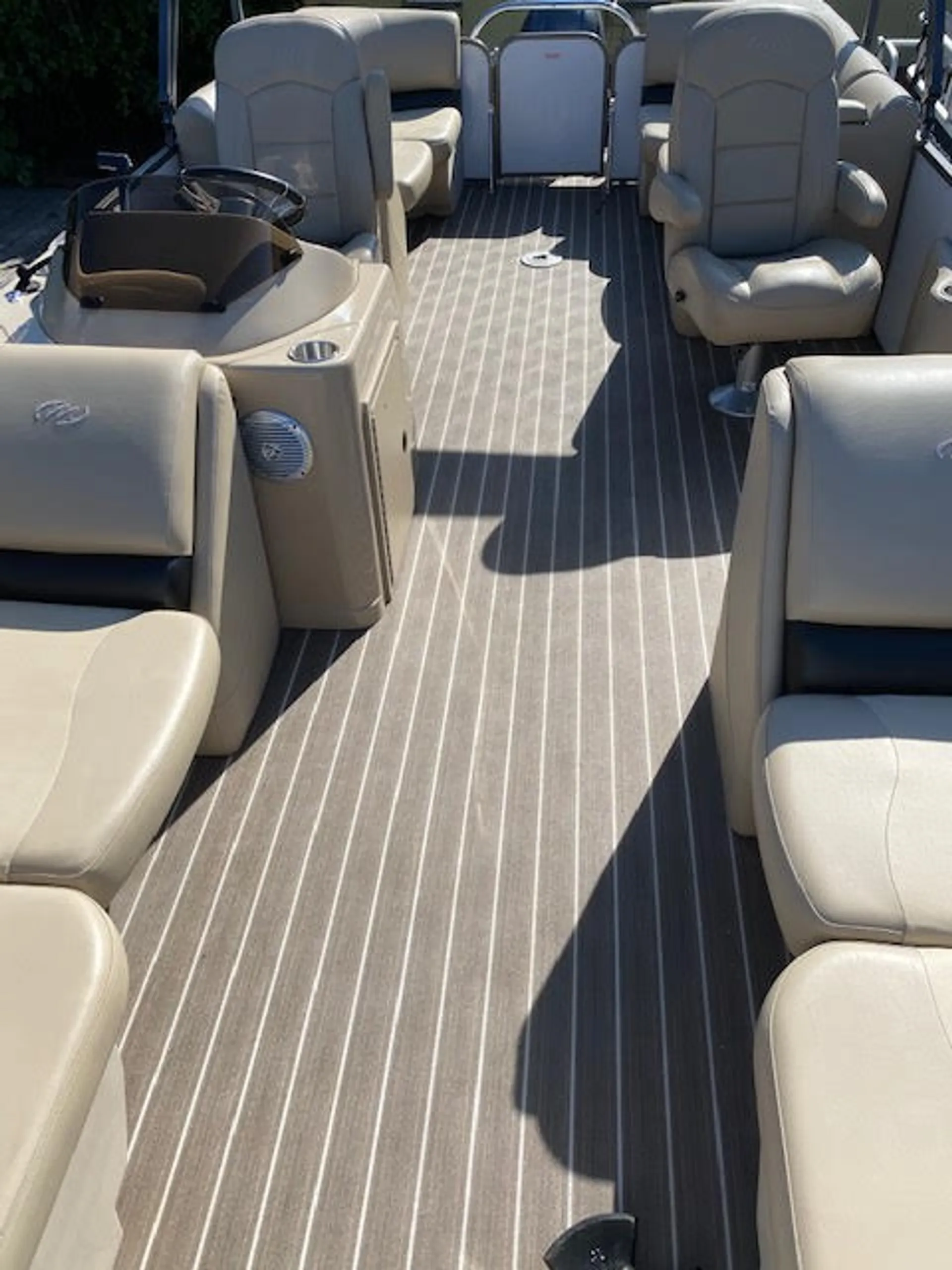 Manitou Pontoon 22 Aurora Standard in Port Orange, FL — photo 3