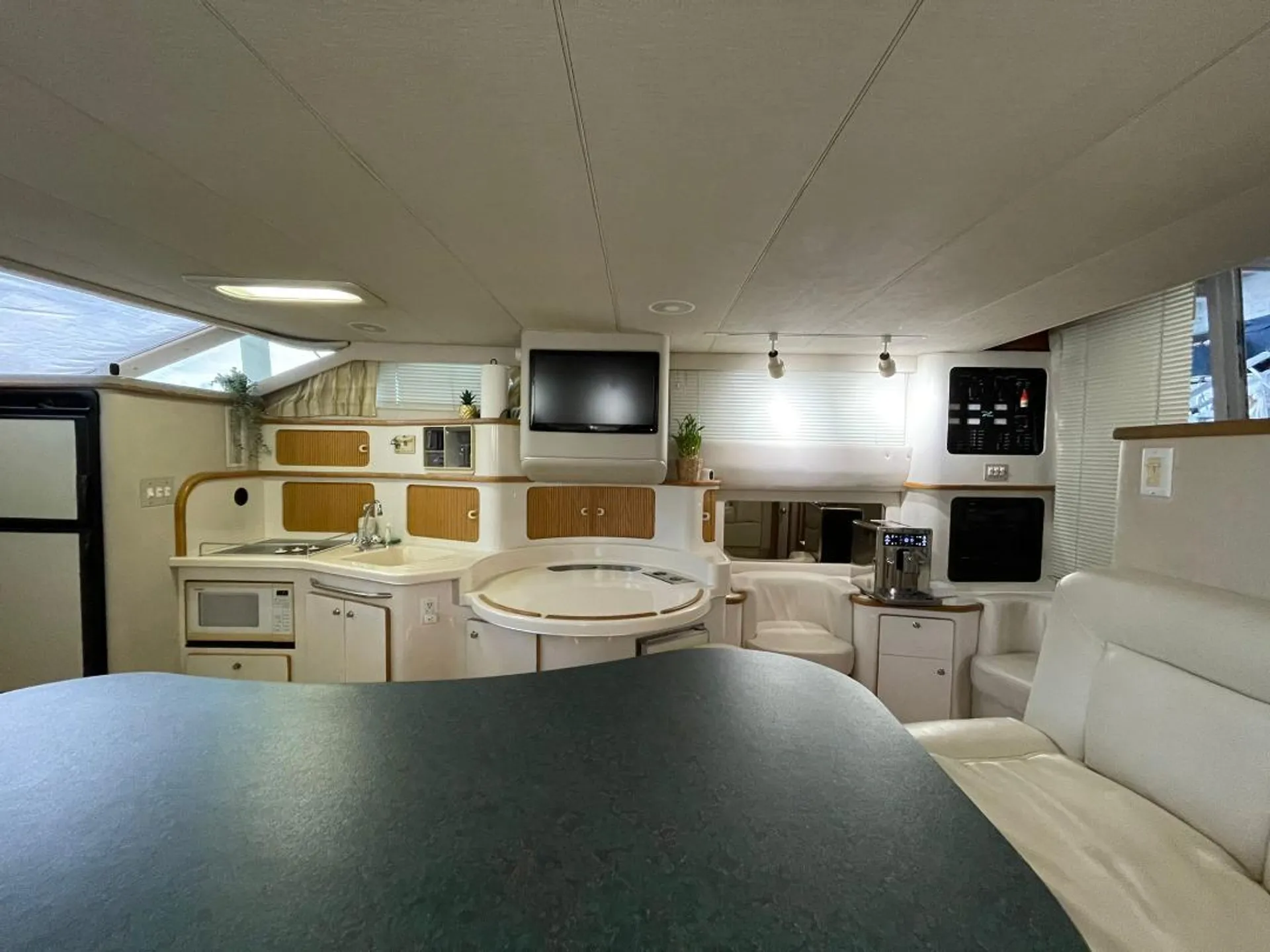 48’ Yacht. $100 OFF WEEKDAYS !!! 👌Great prices... 13 Guests