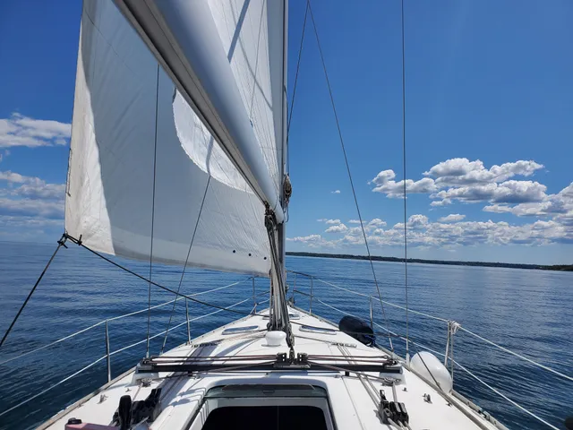 Rent a Beneteau USA sloop in Port Washington, NY near me