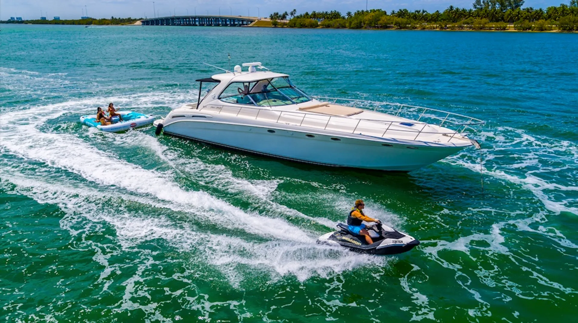 Sea Ray Boats 550 Sundancer in Miami, FL — photo 5