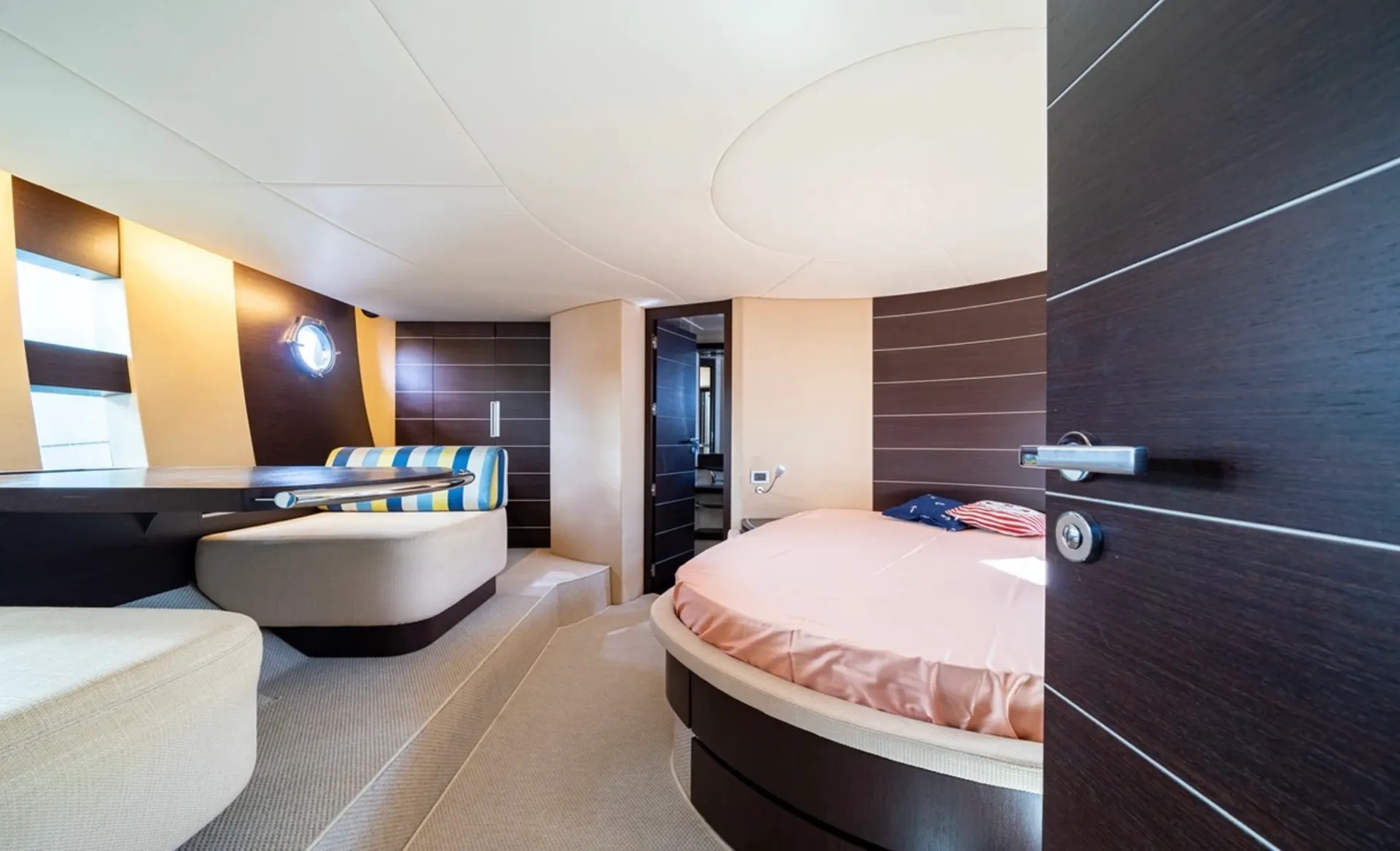 62ft Azimut Italian Luxury Yacht Charter with Captain in Chicago