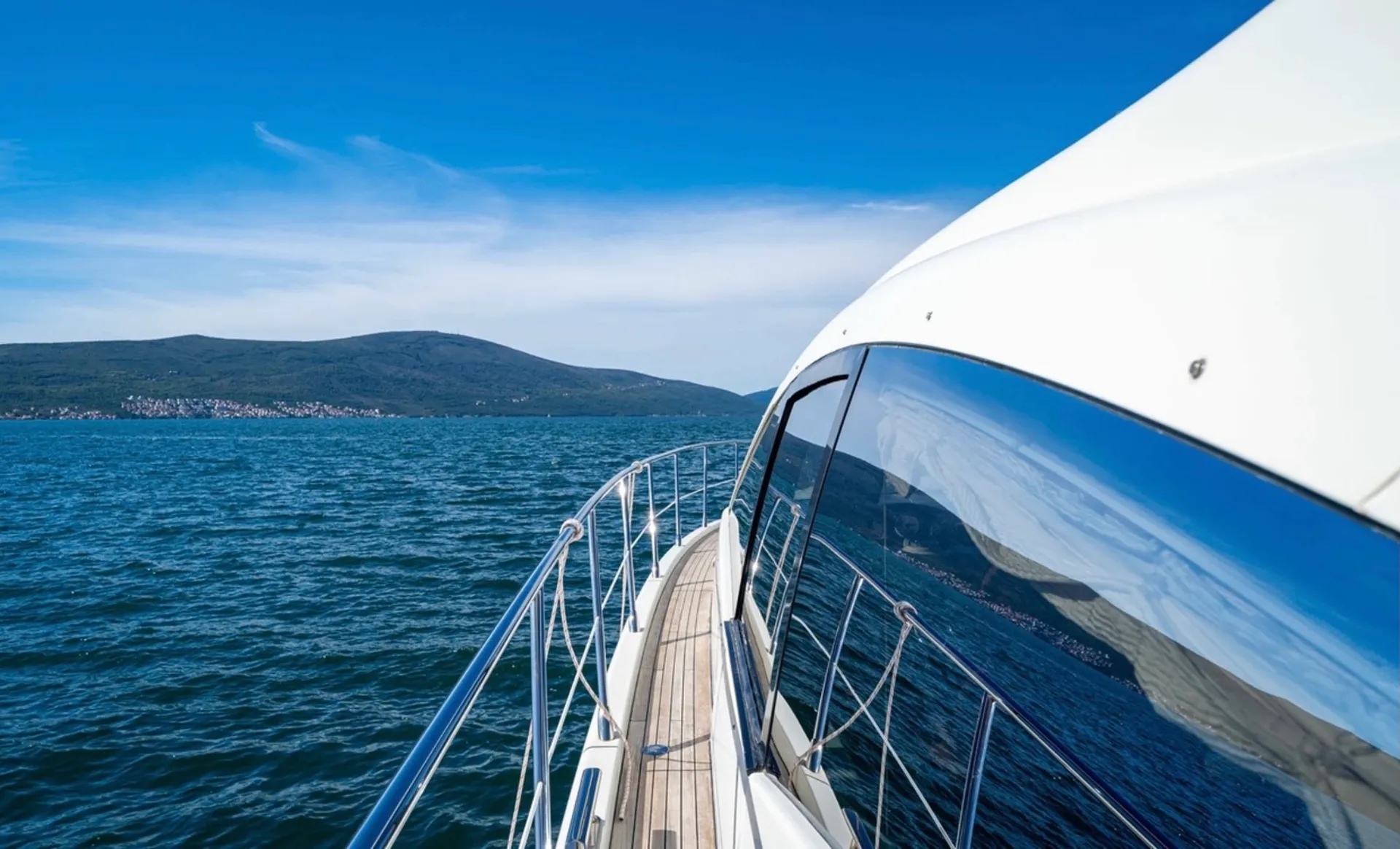 62ft Azimut Italian Luxury Yacht Charter with Captain in Chicago