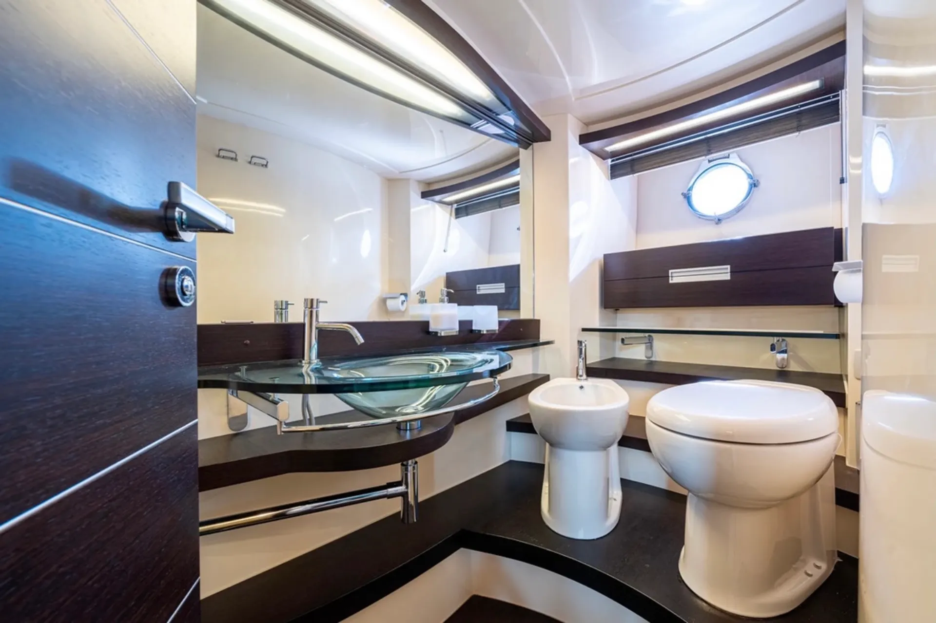 62ft Azimut Italian Luxury Yacht Charter with Captain in Chicago