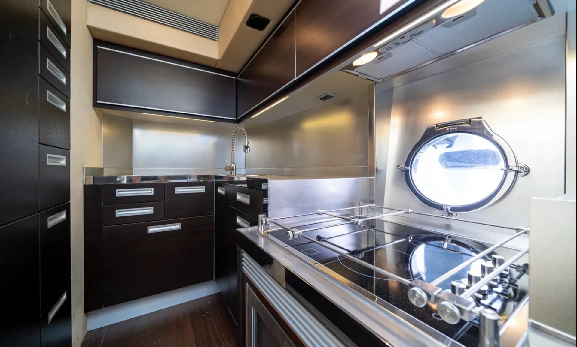 62ft Azimut Italian Luxury Yacht Charter with Captain in Chicago