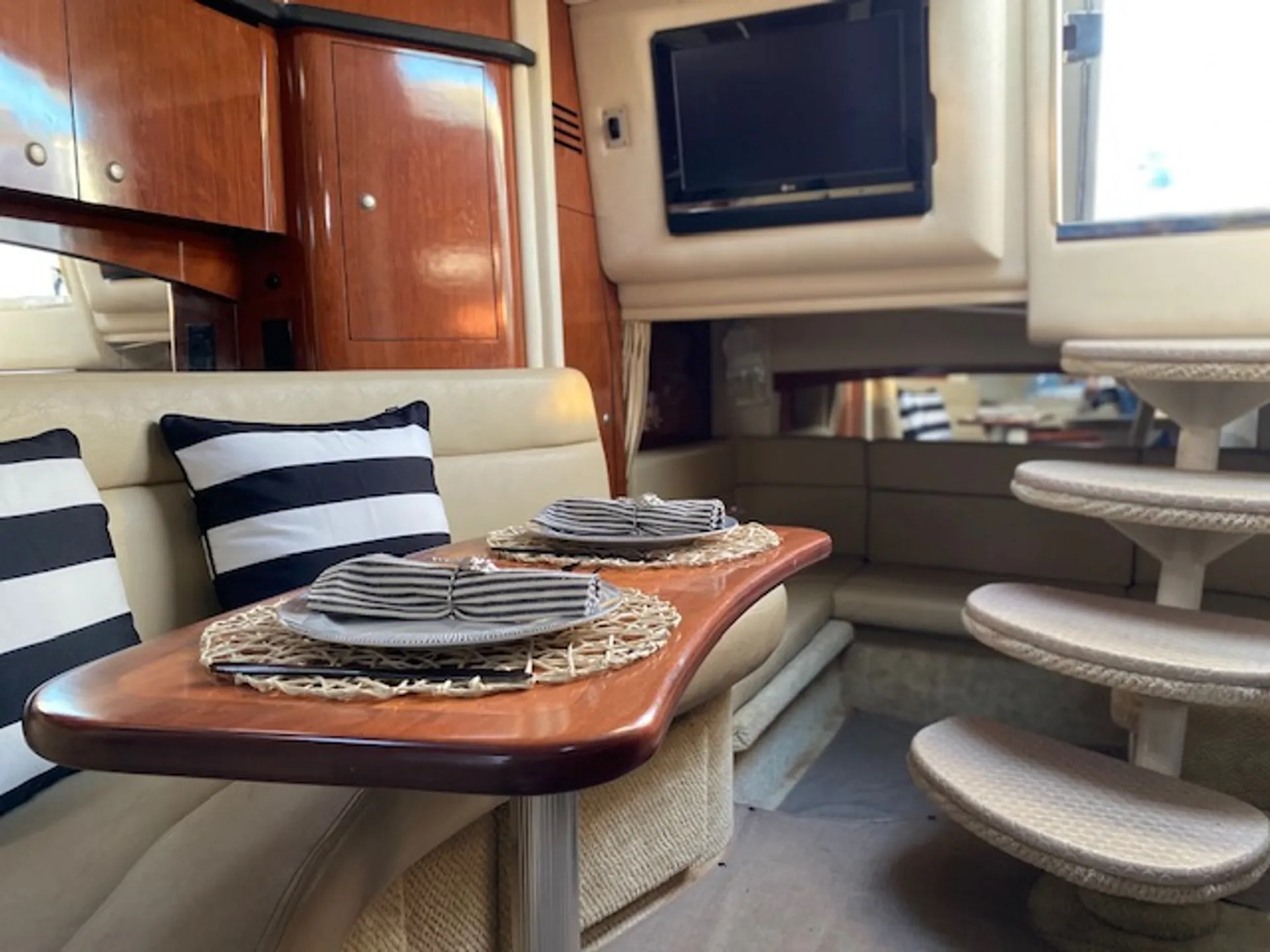 Sea Ray Boats 320 Sundancer in Bay Shore, NY — photo 7