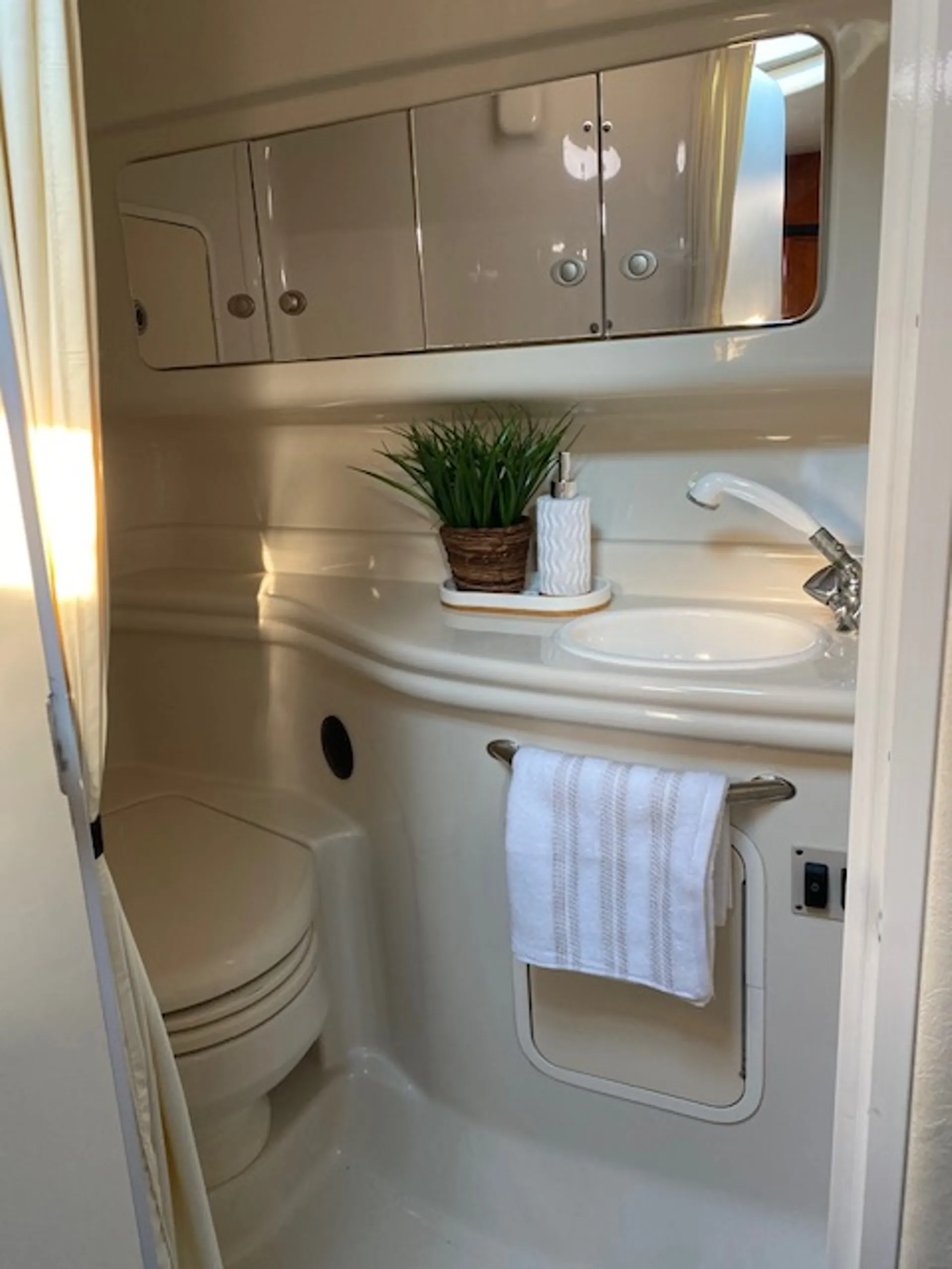 Sea Ray Boats 320 Sundancer in Bay Shore, NY — photo 10