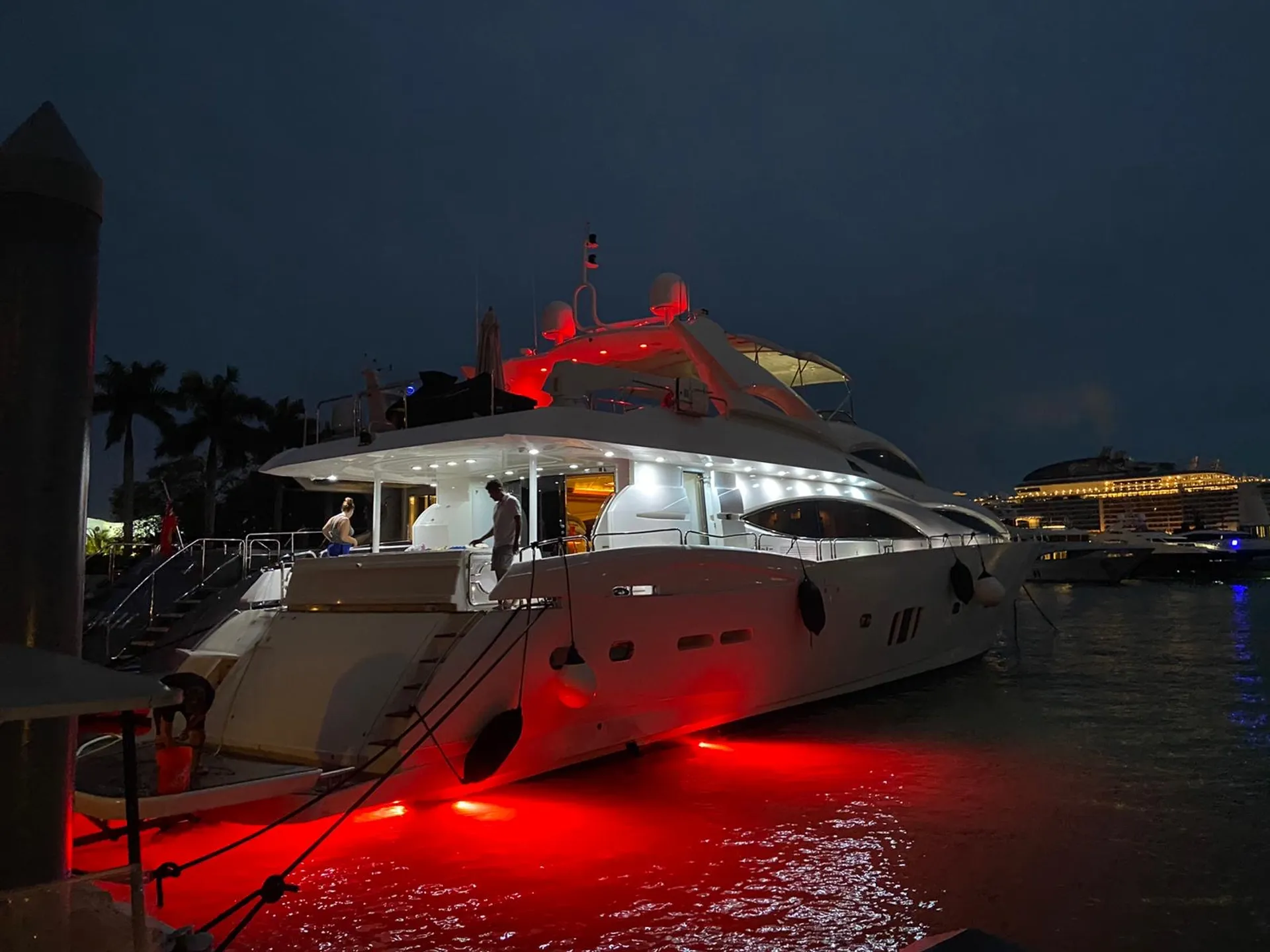 Superyacht Sunseeker 105' Bahamas Charter