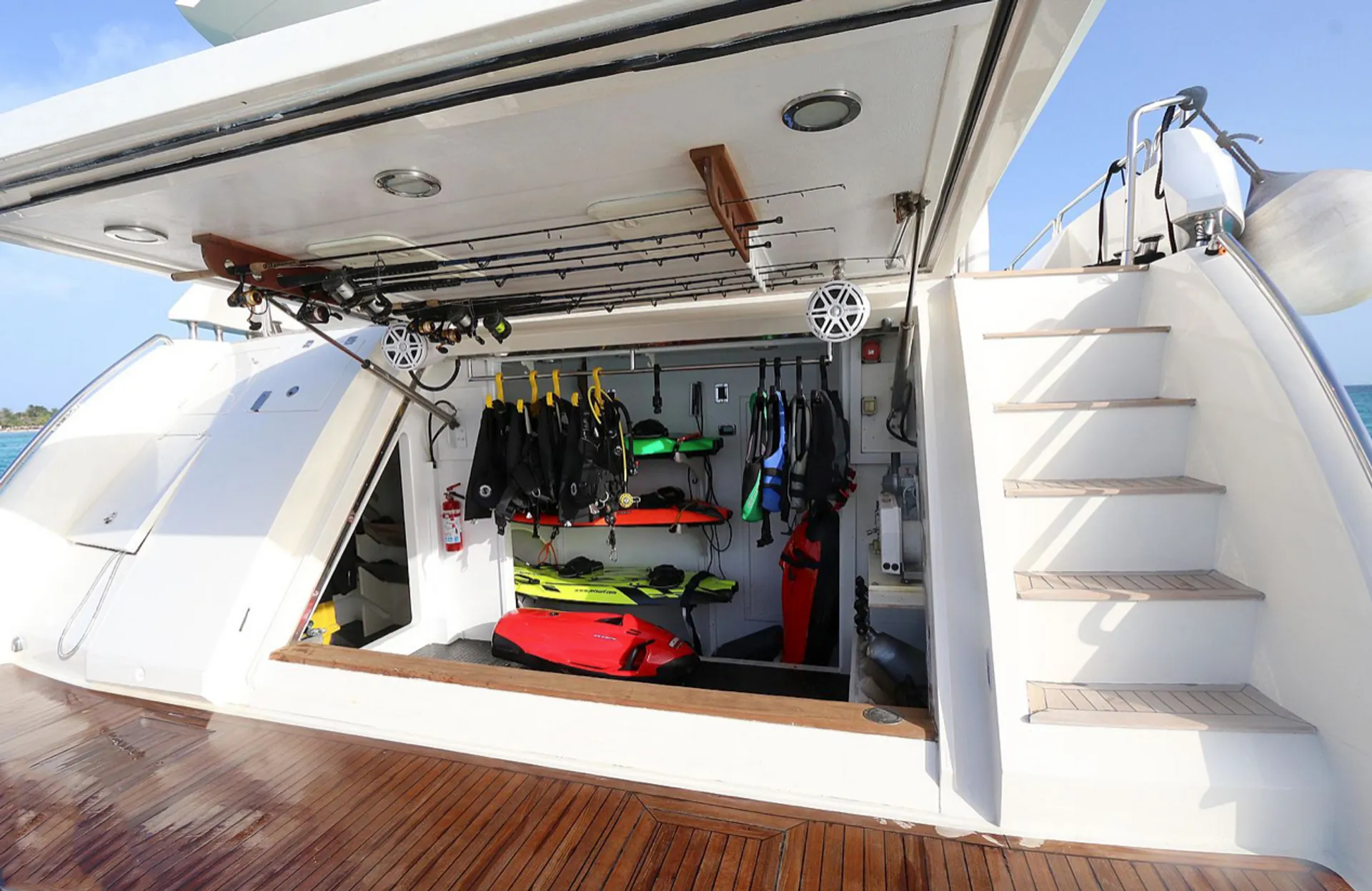 Superyacht Sunseeker 105' Bahamas Charter