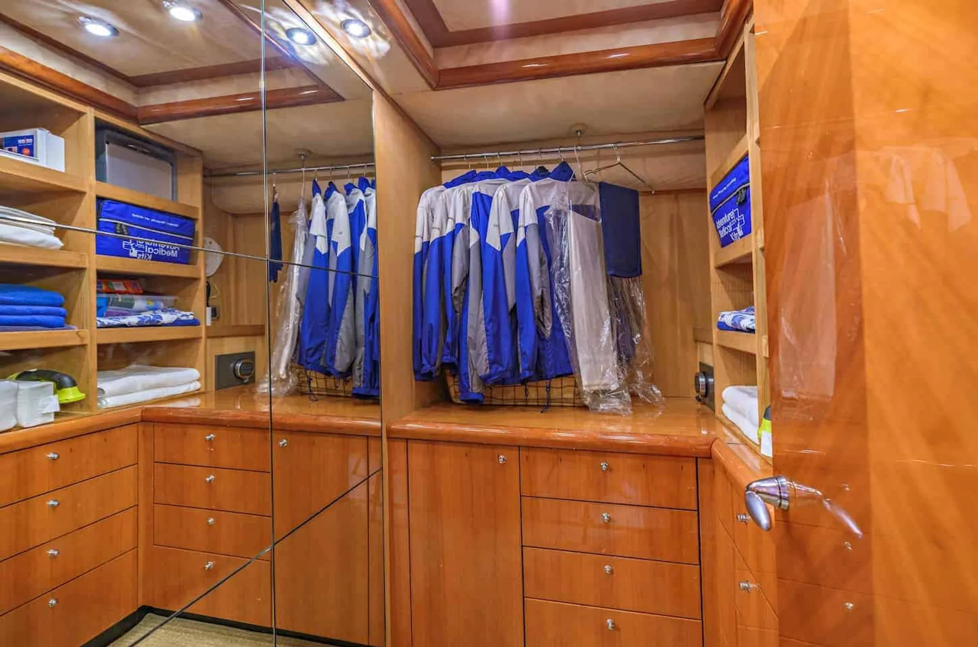 85' SUNSEEKER LUXURY YACHT in the Hamptons