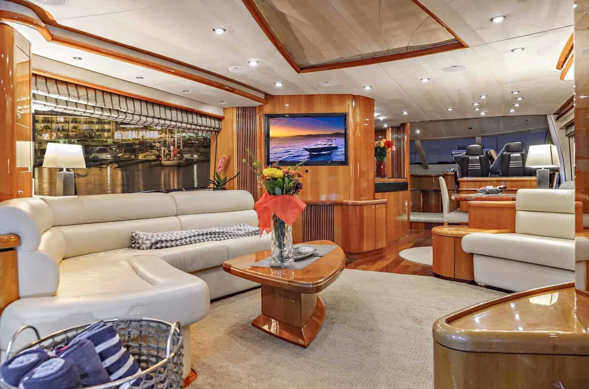 85' SUNSEEKER LUXURY YACHT in the Hamptons