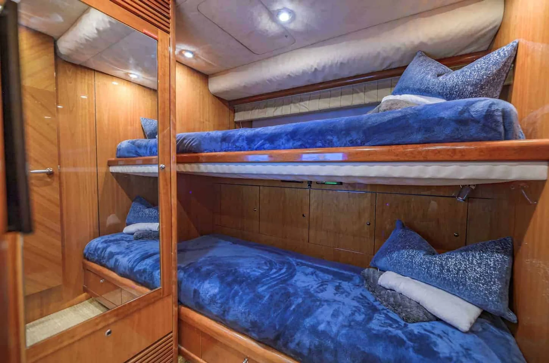 85' SUNSEEKER LUXURY YACHT in the Hamptons