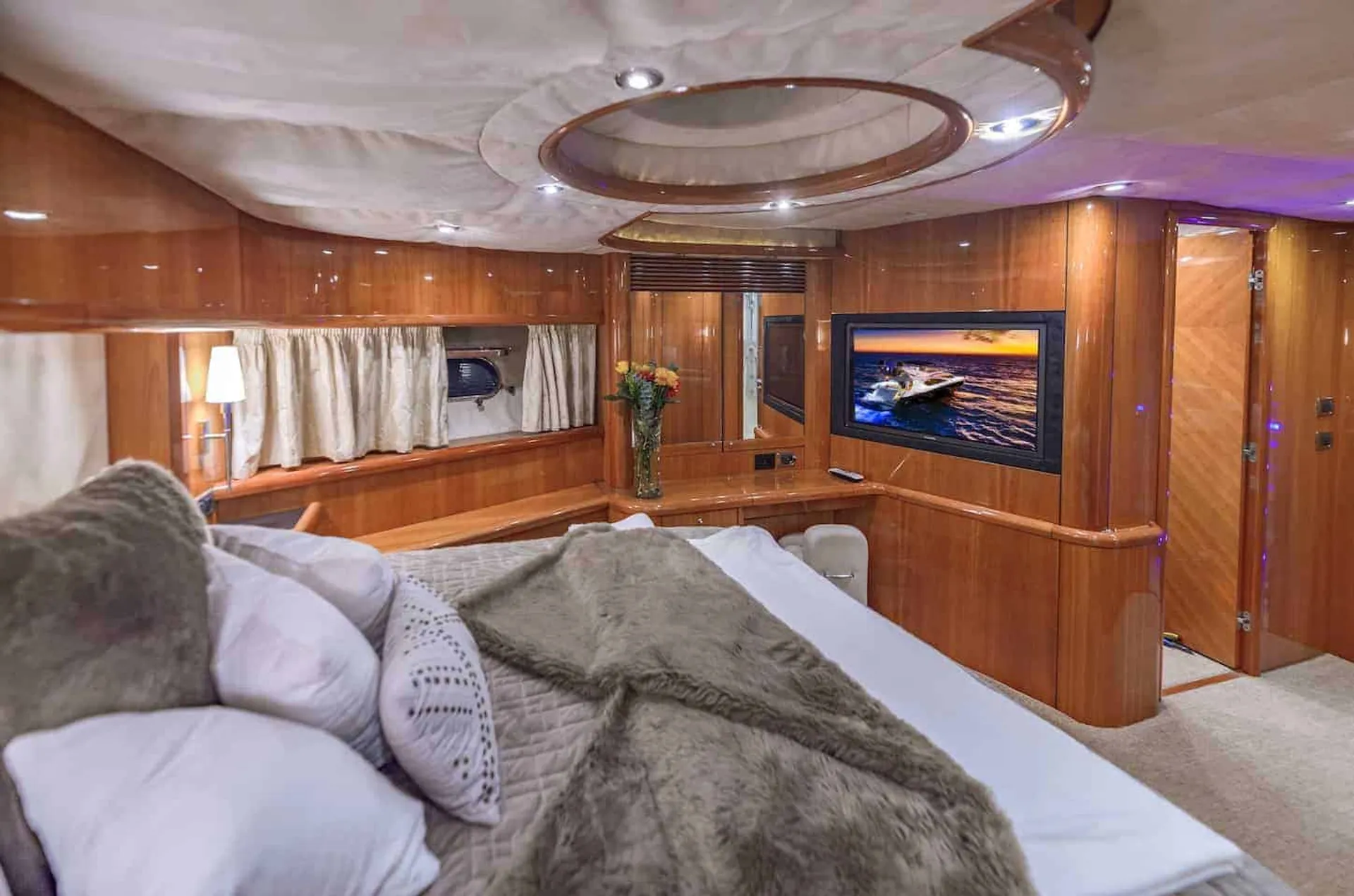 85' SUNSEEKER LUXURY YACHT in the Hamptons