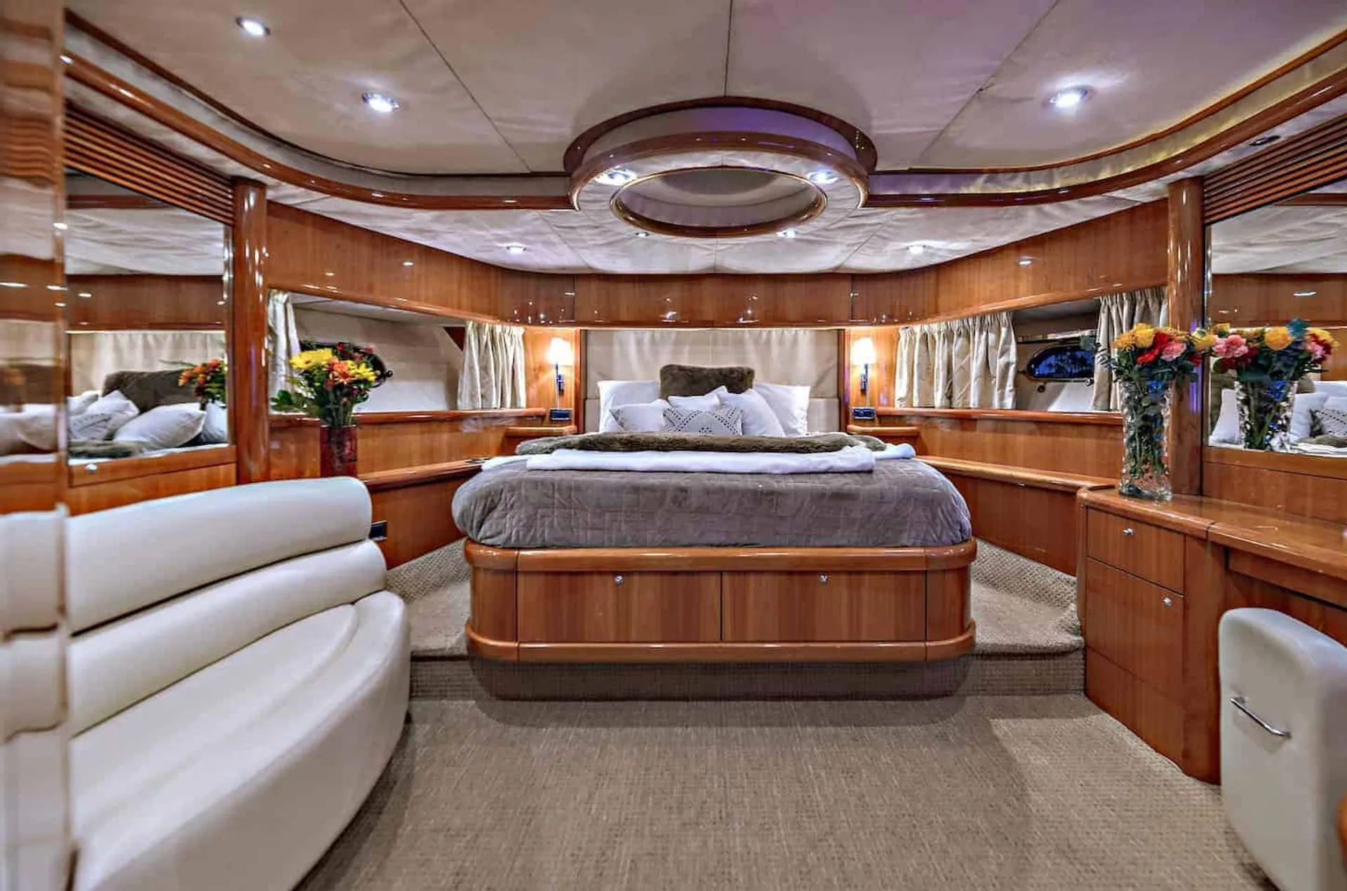 85' SUNSEEKER LUXURY YACHT in the Hamptons