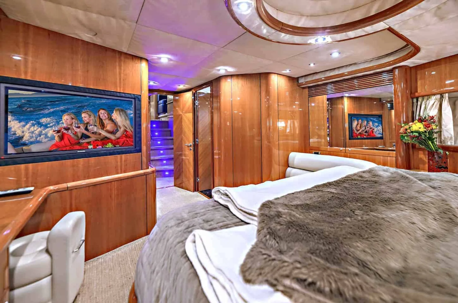 85' SUNSEEKER LUXURY YACHT in the Hamptons