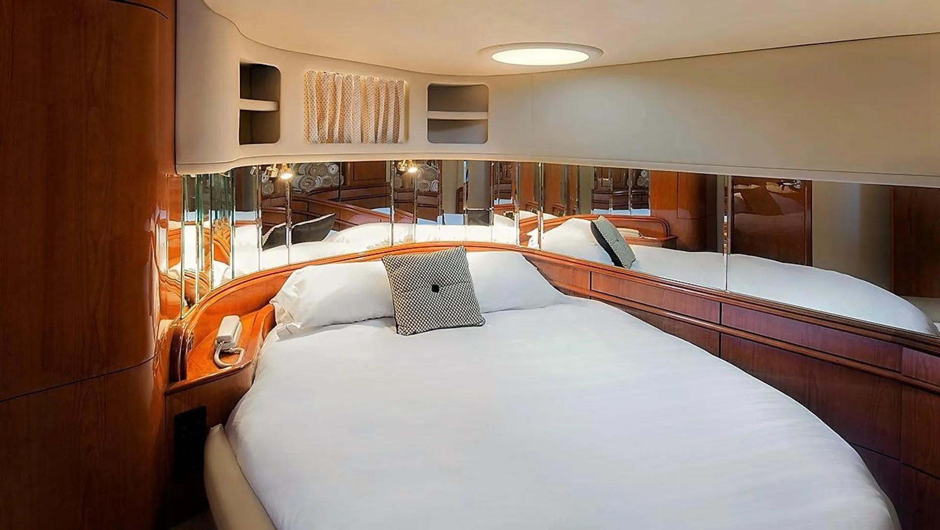 Sea Ray Boats Sundancer in Miami Beach, FL — photo 3