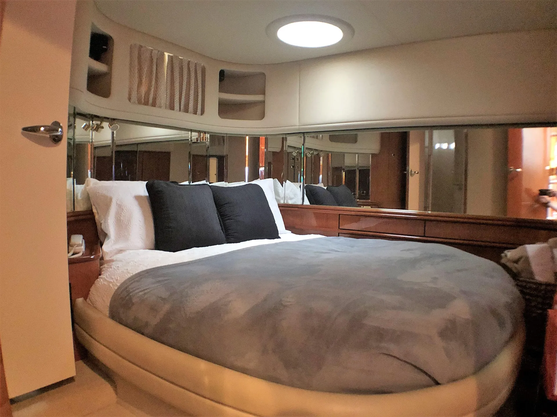 Sea Ray Boats Sundancer in Miami Beach, FL — photo 8