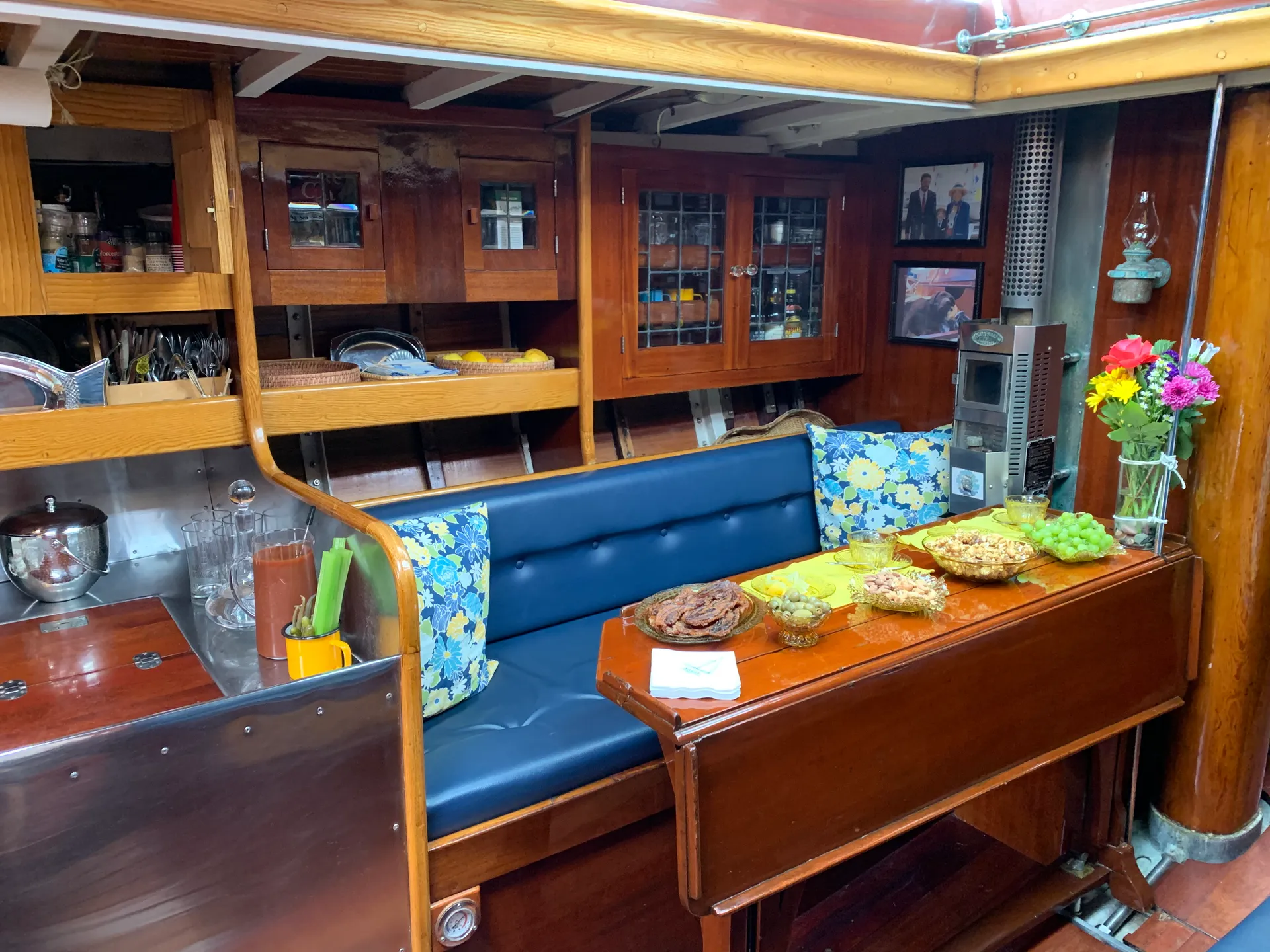 Classic Wooden Racing Yacht with Timeless Elegance