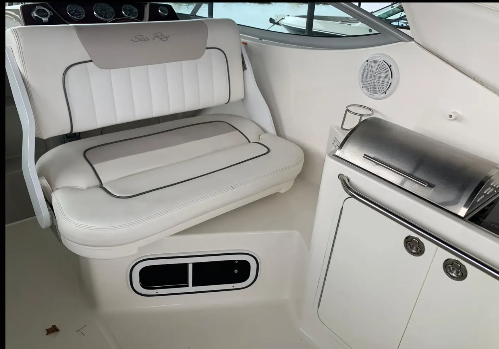 Sea Ray Boats 280 Sundancer in Arlington, VA — photo 4