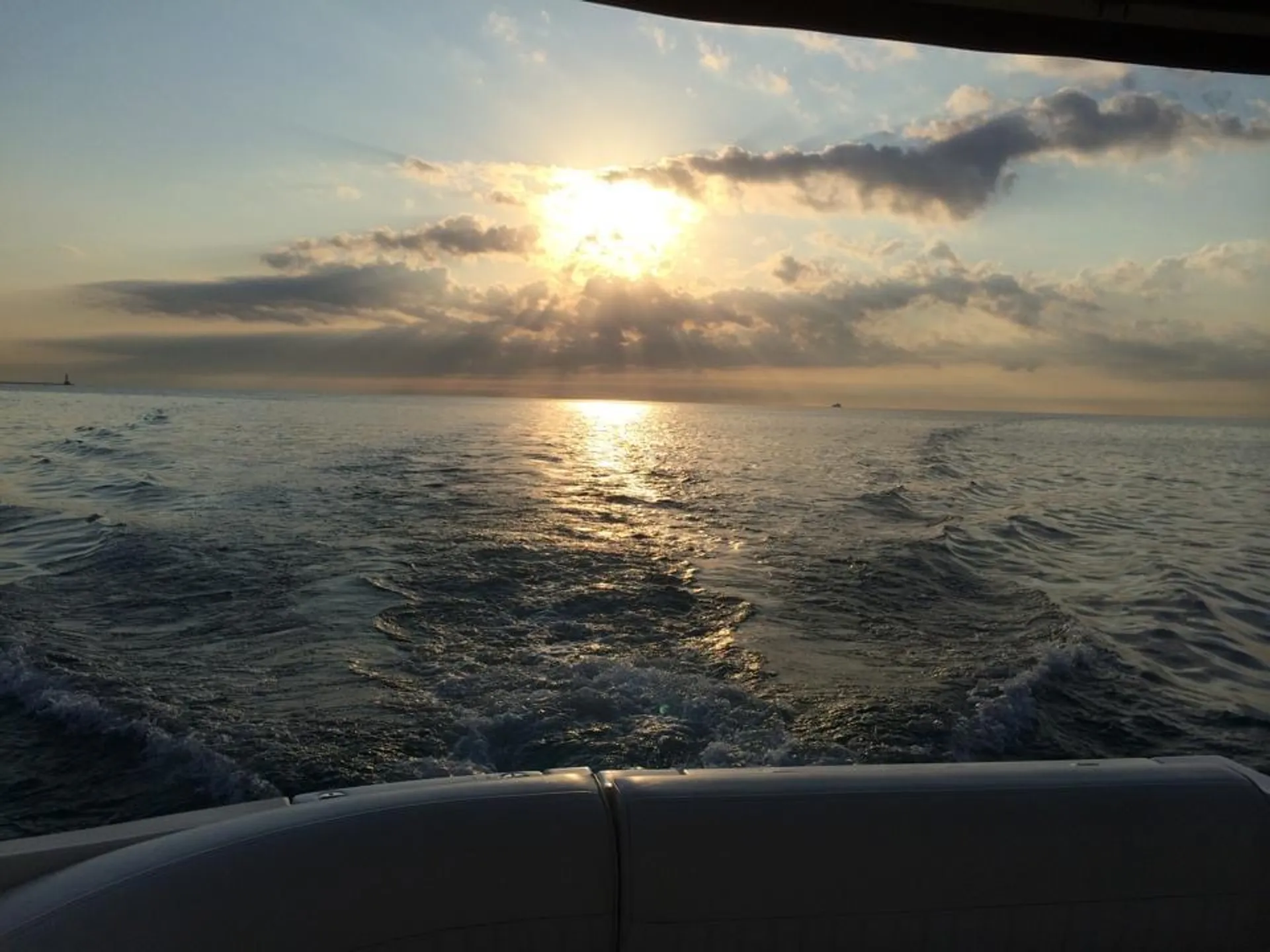 40ft Luxury Yacht Cruise – Beautiful & Spacious Charter in Chicago  