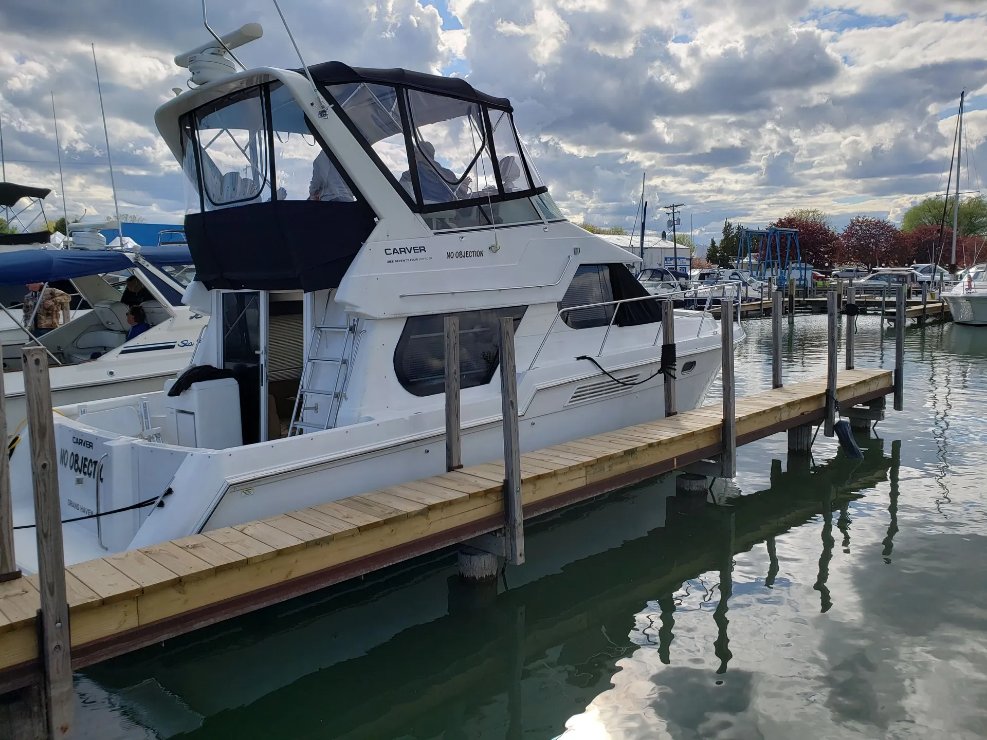Carver Yachts 374 Voyager in Harrison charter Township, MI — photo 2