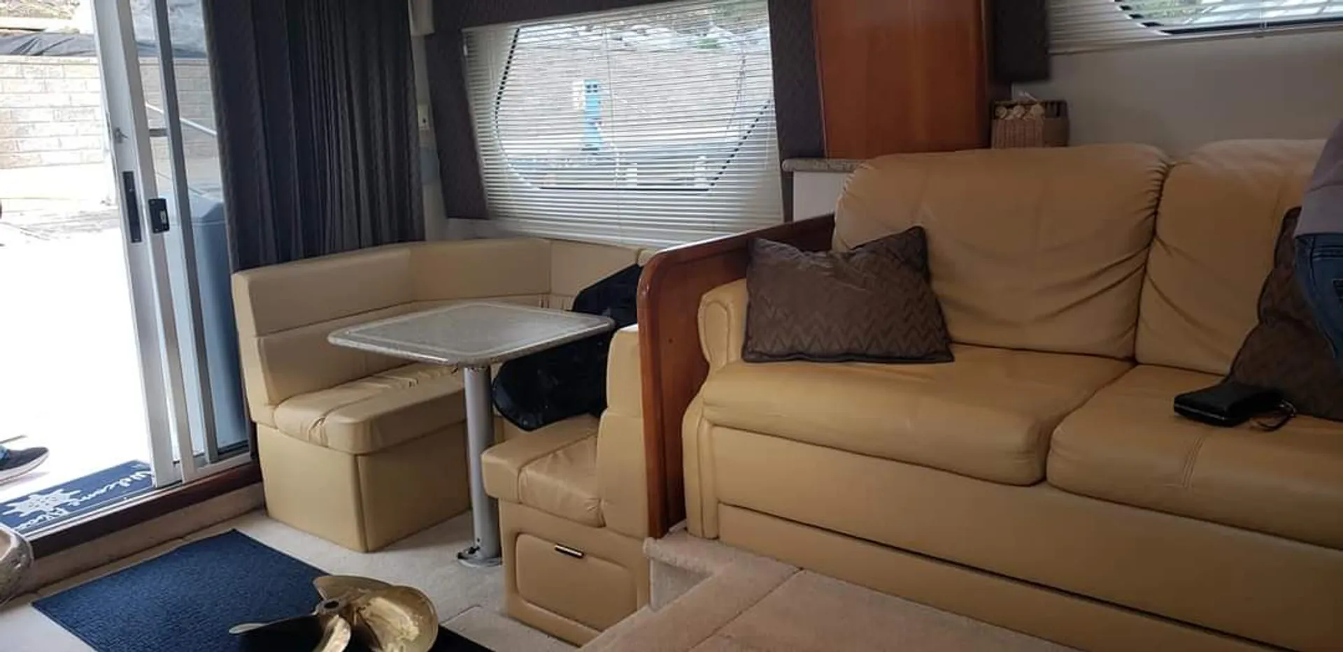 Carver Yachts 374 Voyager in Harrison charter Township, MI — photo 7