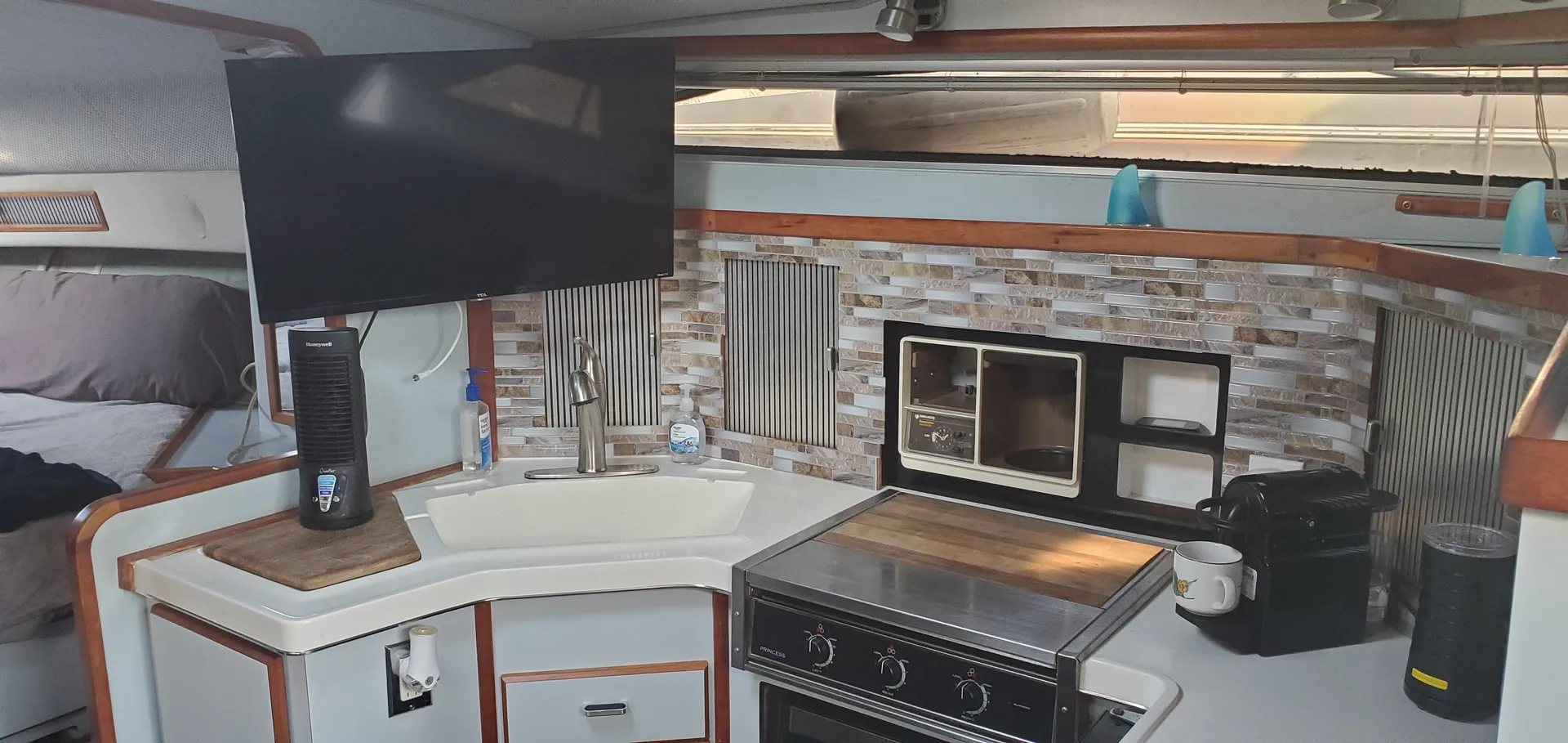 34 foot sea ray with large open party area 