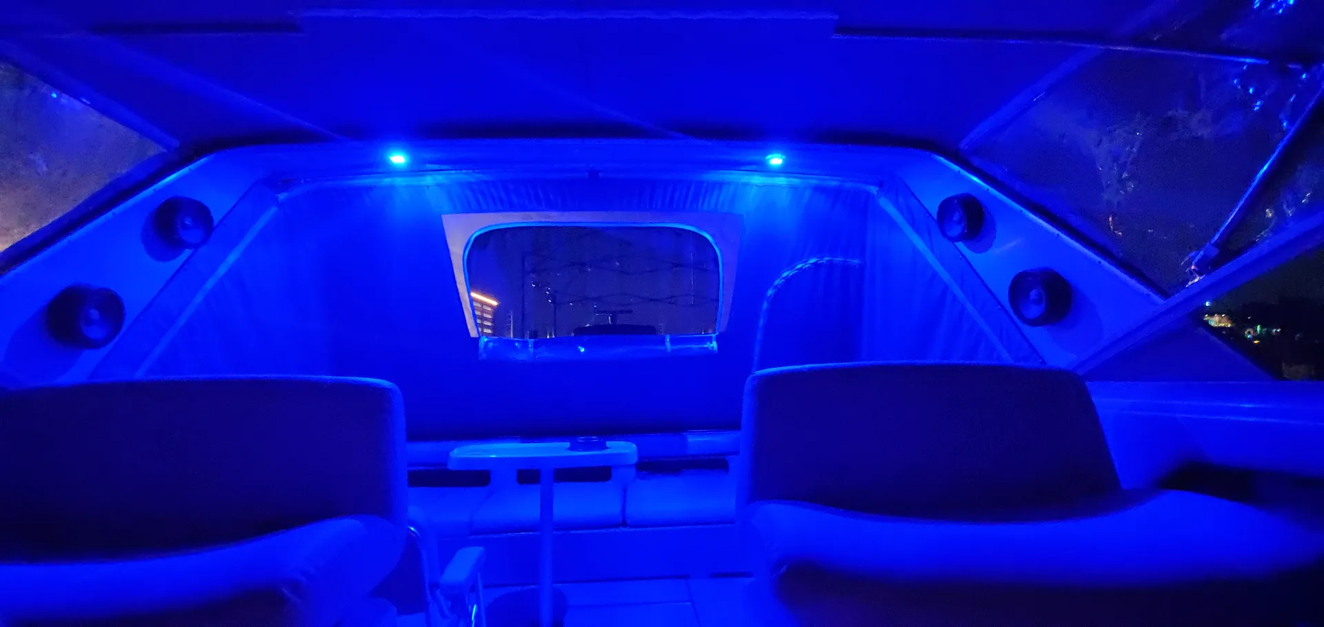 34 foot sea ray with large open party area 