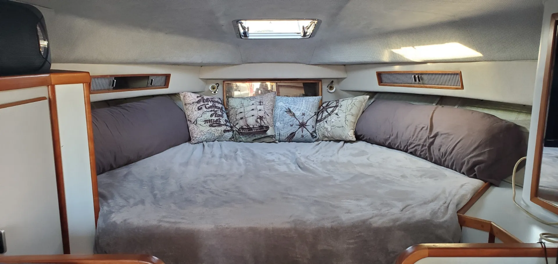 34 foot sea ray with large open party area 