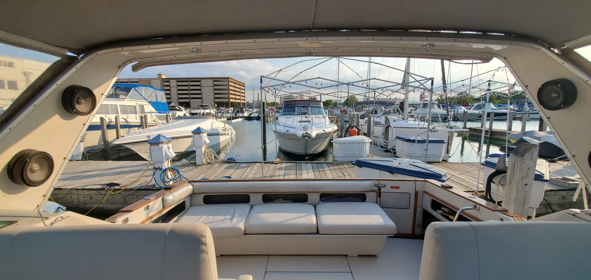 34 foot sea ray with large open party area 