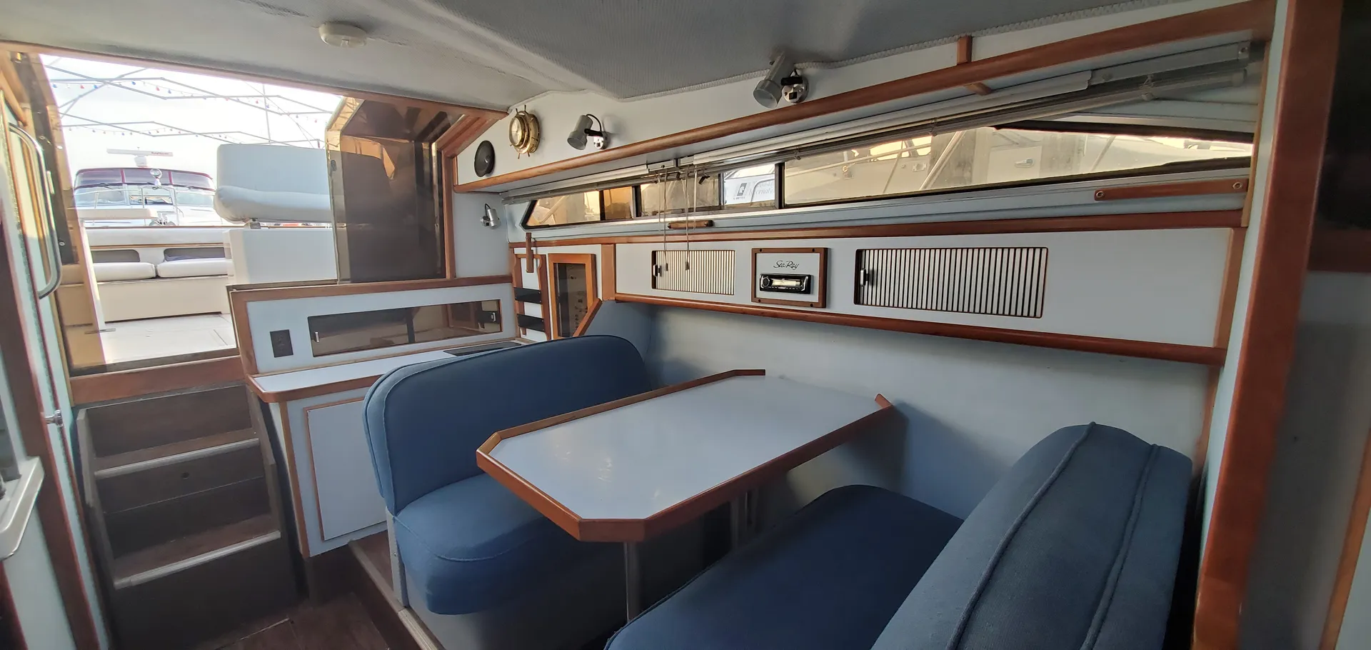 34 foot sea ray with large open party area 