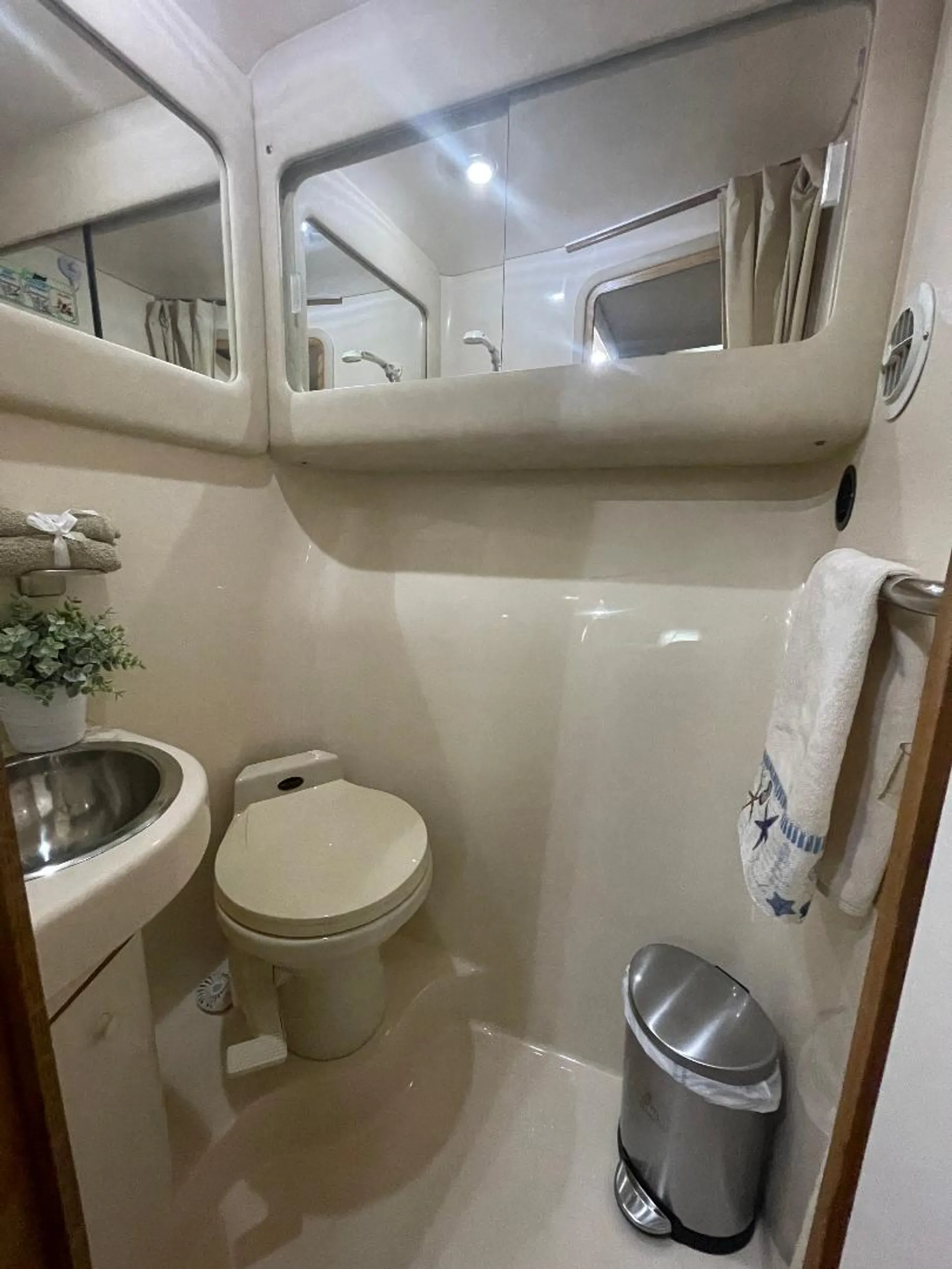 48’ Yacht. $100 OFF WEEKDAYS !!! 👌Great prices... 13 Guests