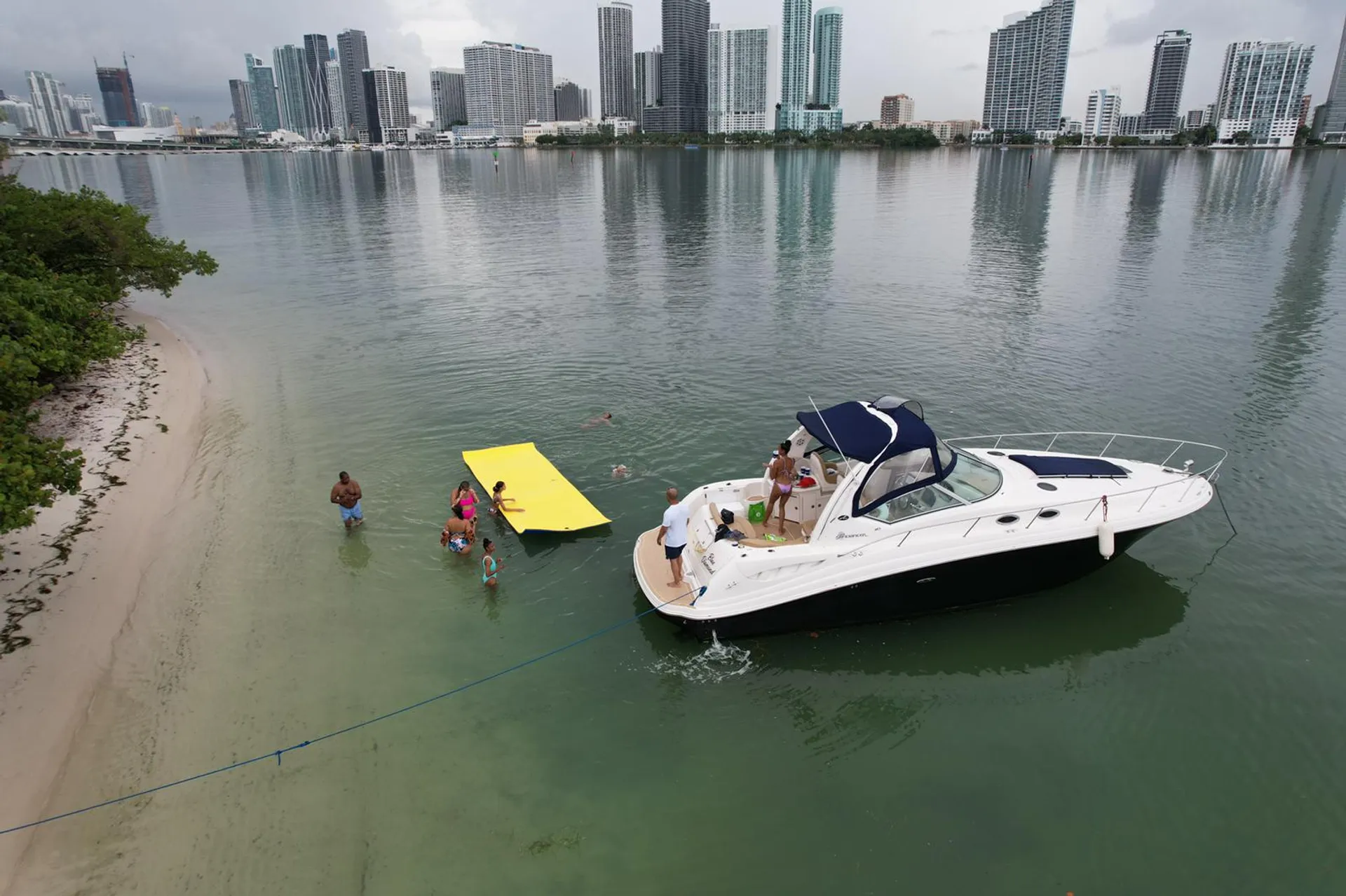 Sea Ray Boats 350 Sundancer V-Drive in Miami, FL — photo 2