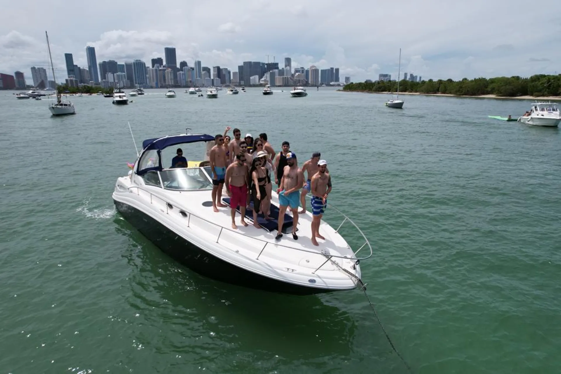 Sea Ray Boats 350 Sundancer V-Drive in Miami, FL — photo 3