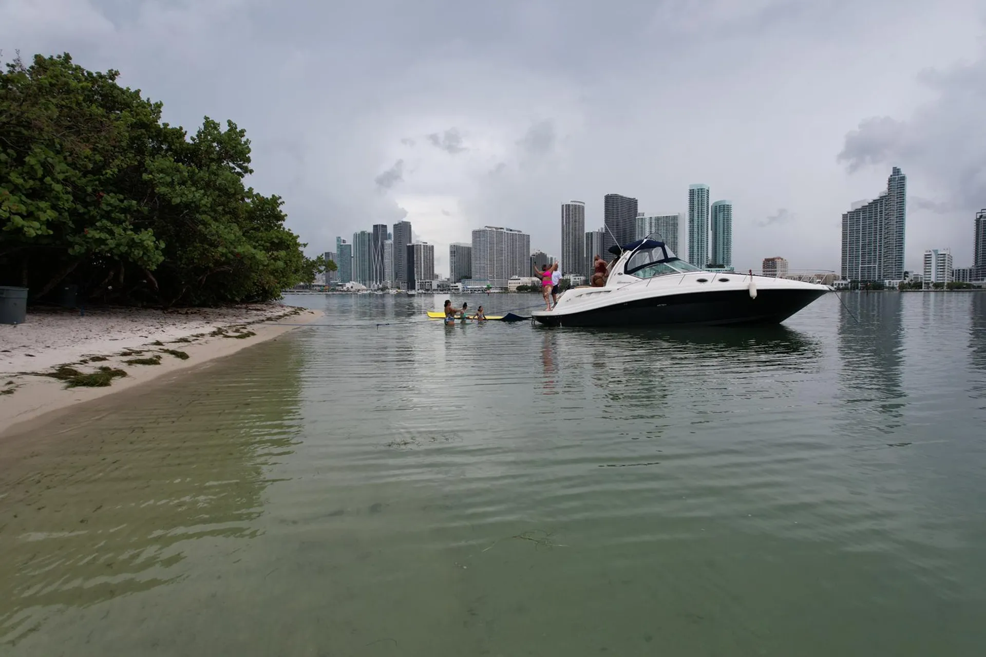 Sea Ray Boats 350 Sundancer V-Drive in Miami, FL — photo 4