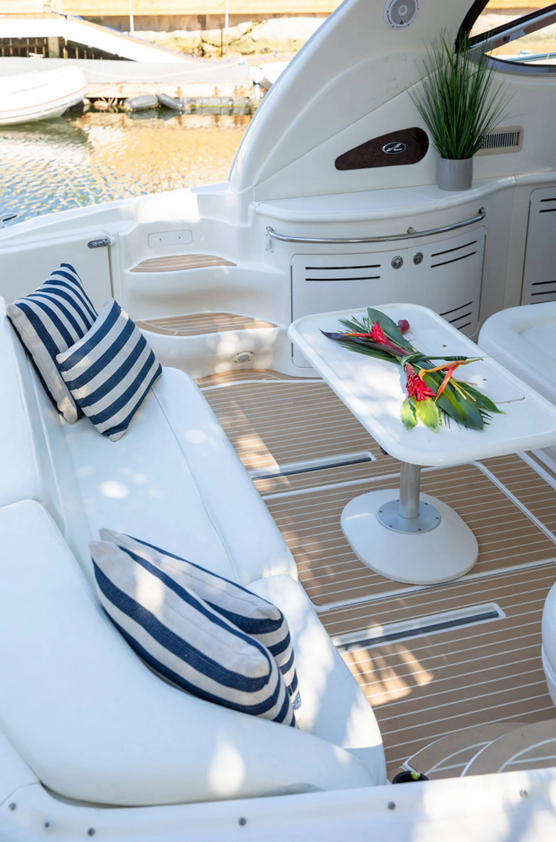 Sea Ray Boats 550 Sundancer in Hampton Bays, NY — photo 7