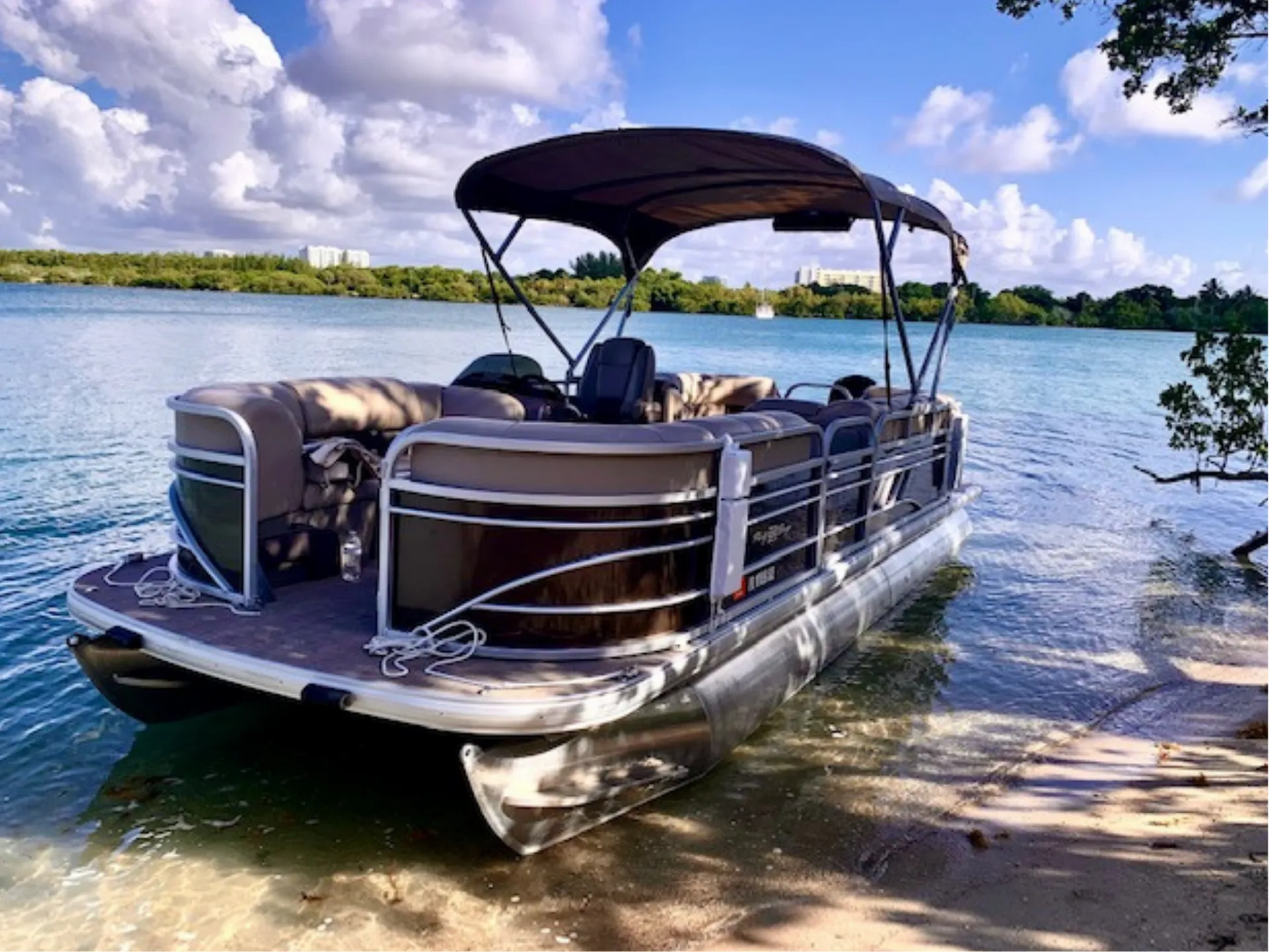 SUN TRACKER PARTY BARGE 24 DLX in Hollywood, FL — photo 3
