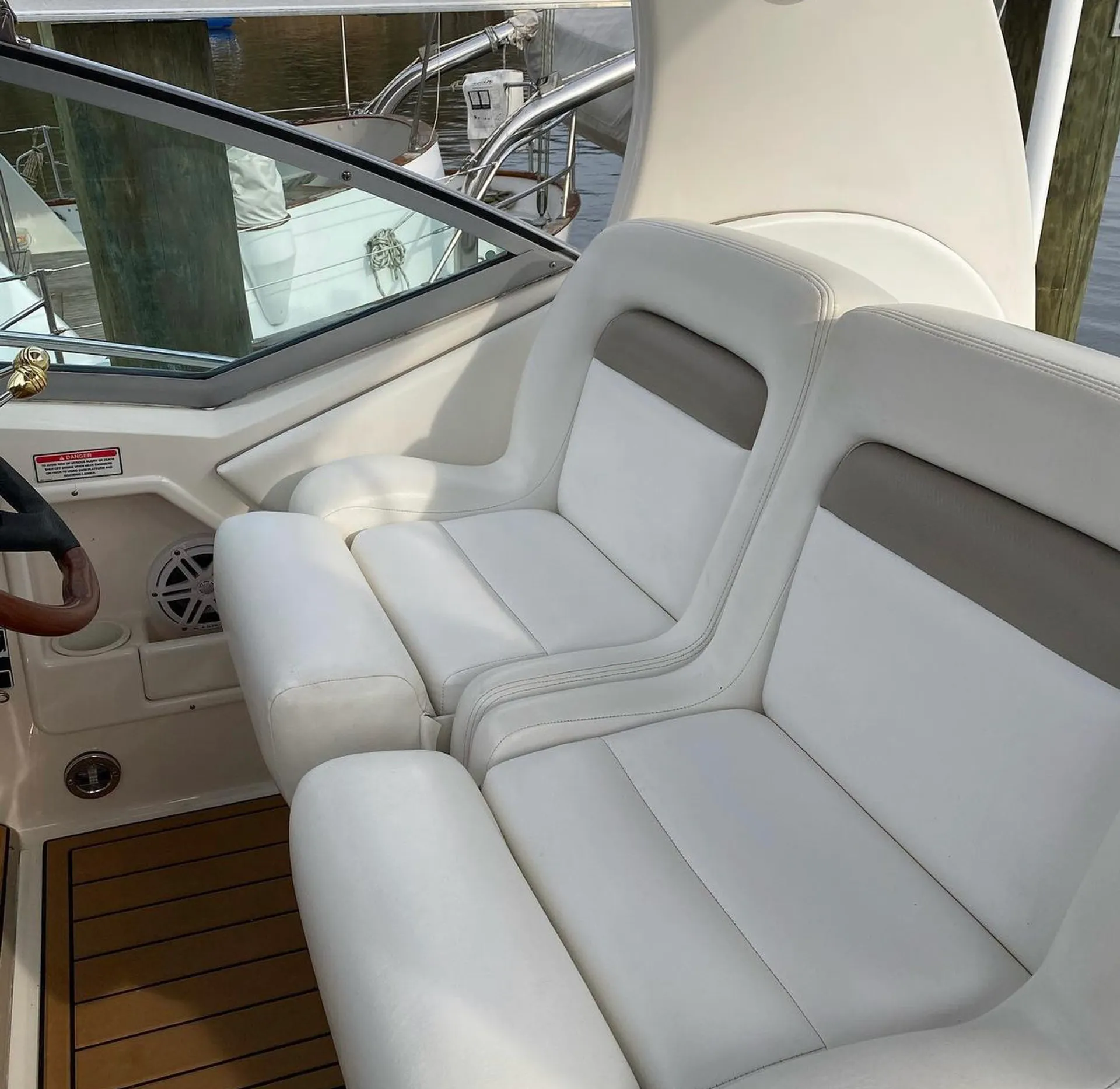 Sea Ray Boats 320 Sundancer in Pasadena, MD — photo 9