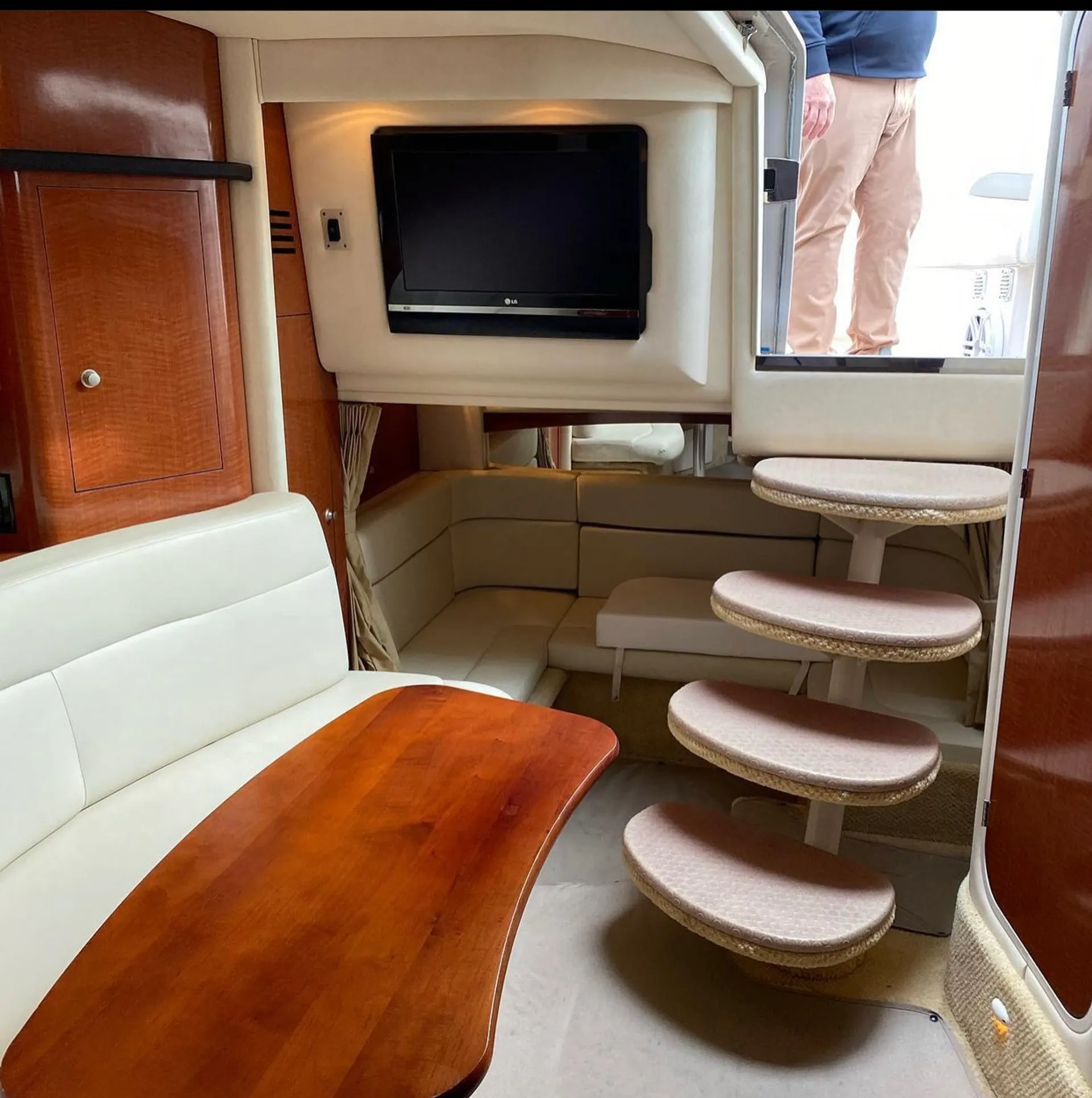 Sea Ray Boats 320 Sundancer in Pasadena, MD — photo 6